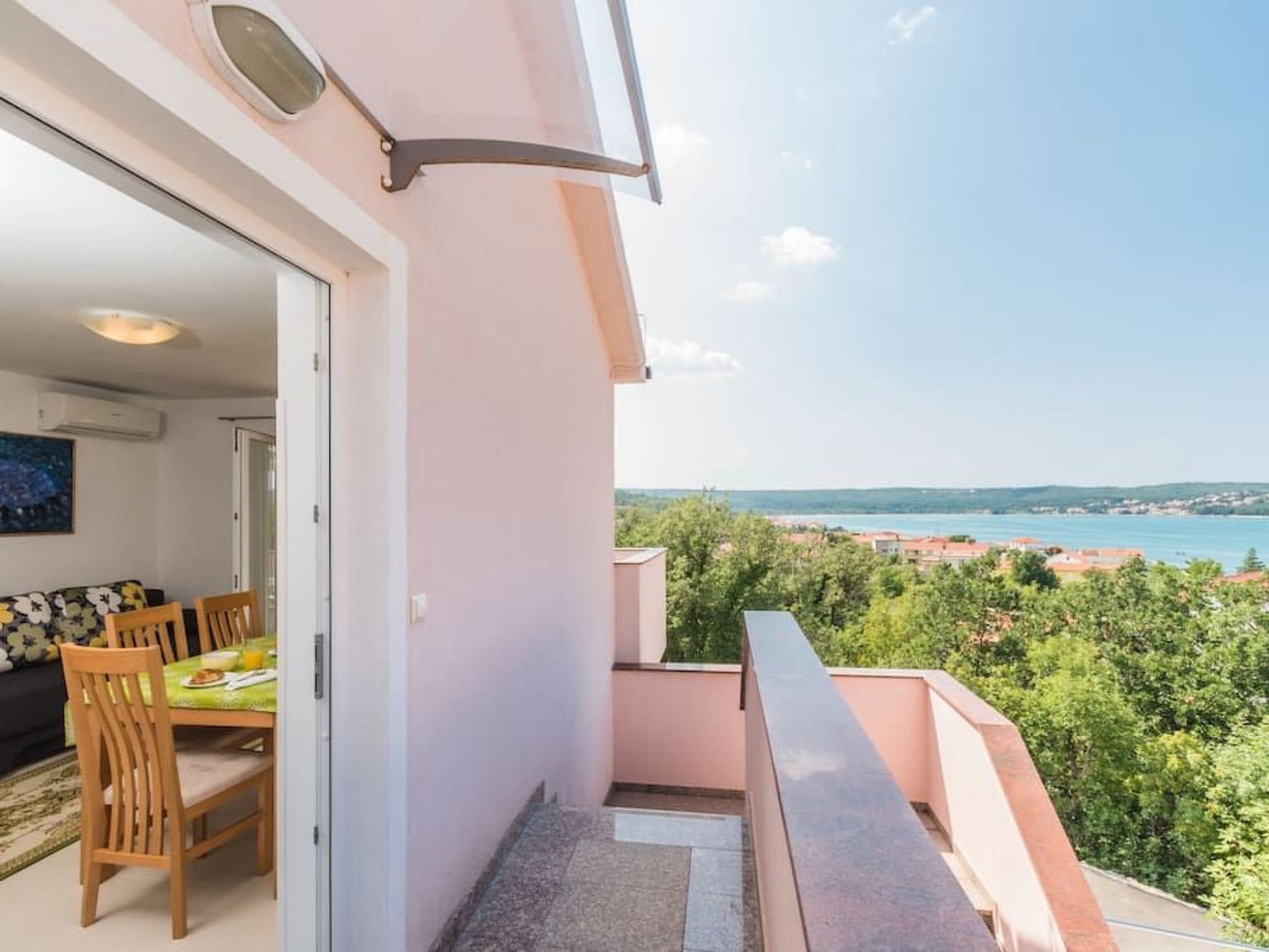 Große Wohnung in Klimno mit Möbliertem Balkon-Binnen