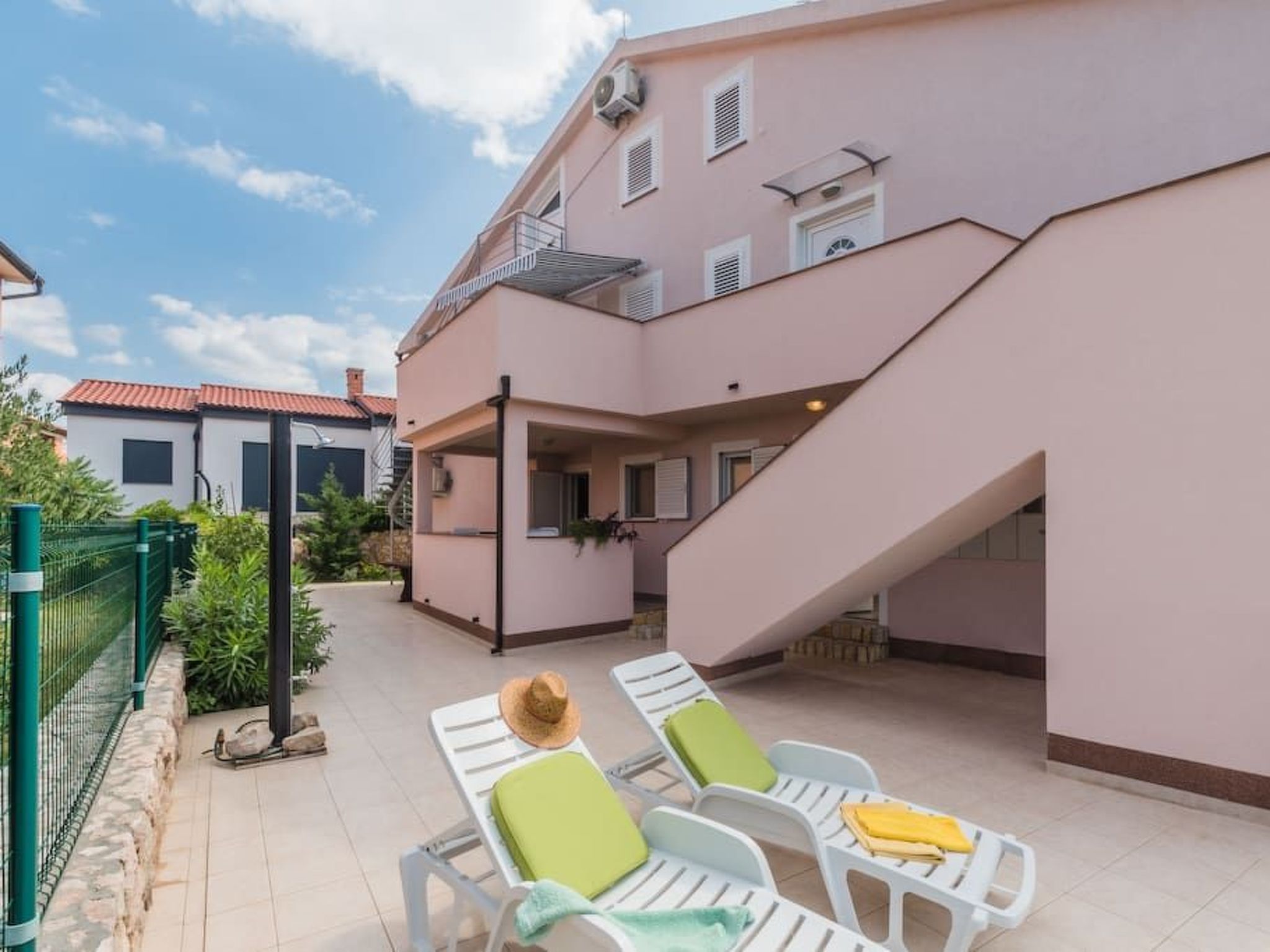 Große Wohnung in Klimno mit Möbliertem Balkon-Binnen