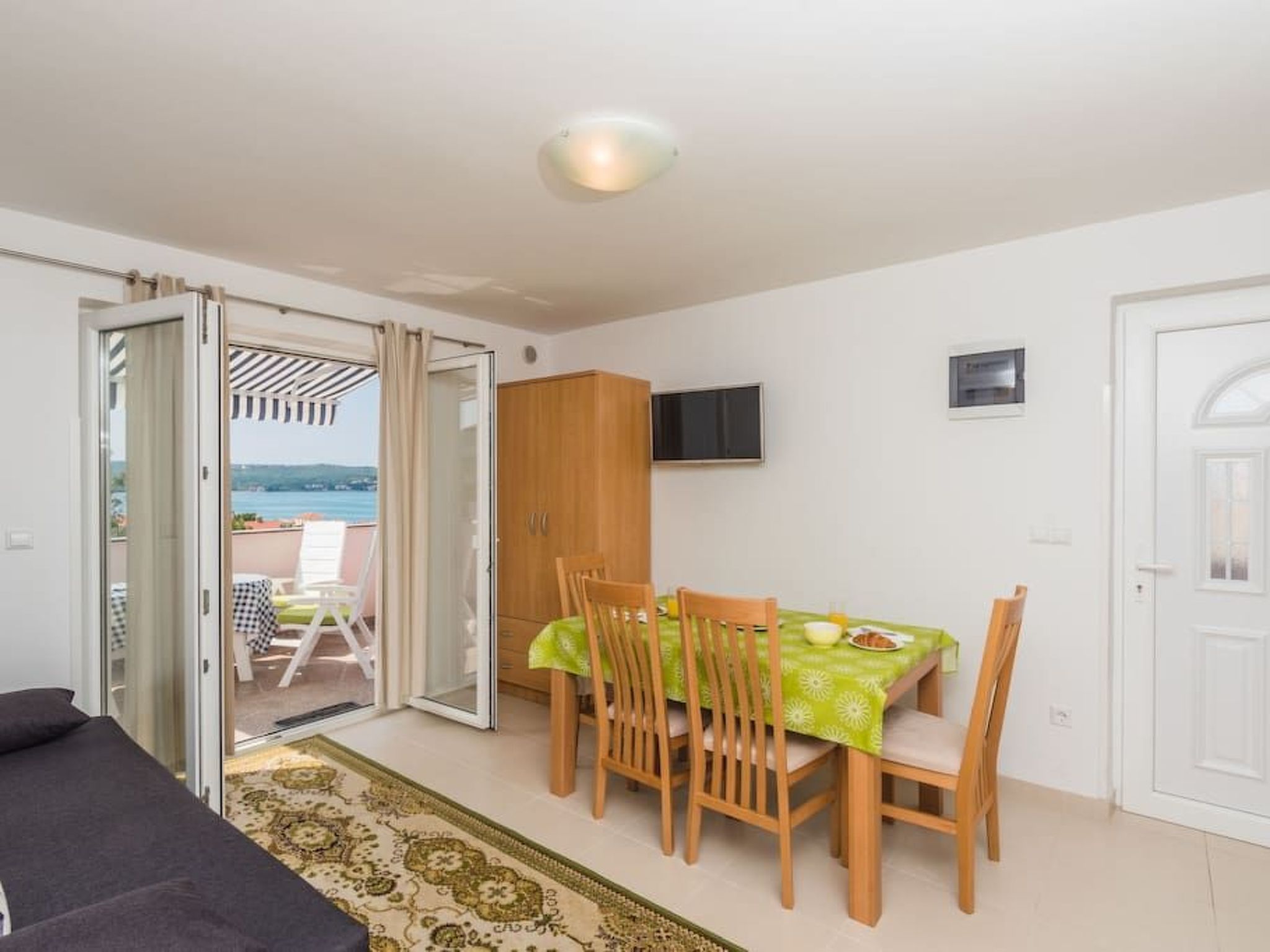 Große Wohnung in Klimno mit Möbliertem Balkon-Binnen