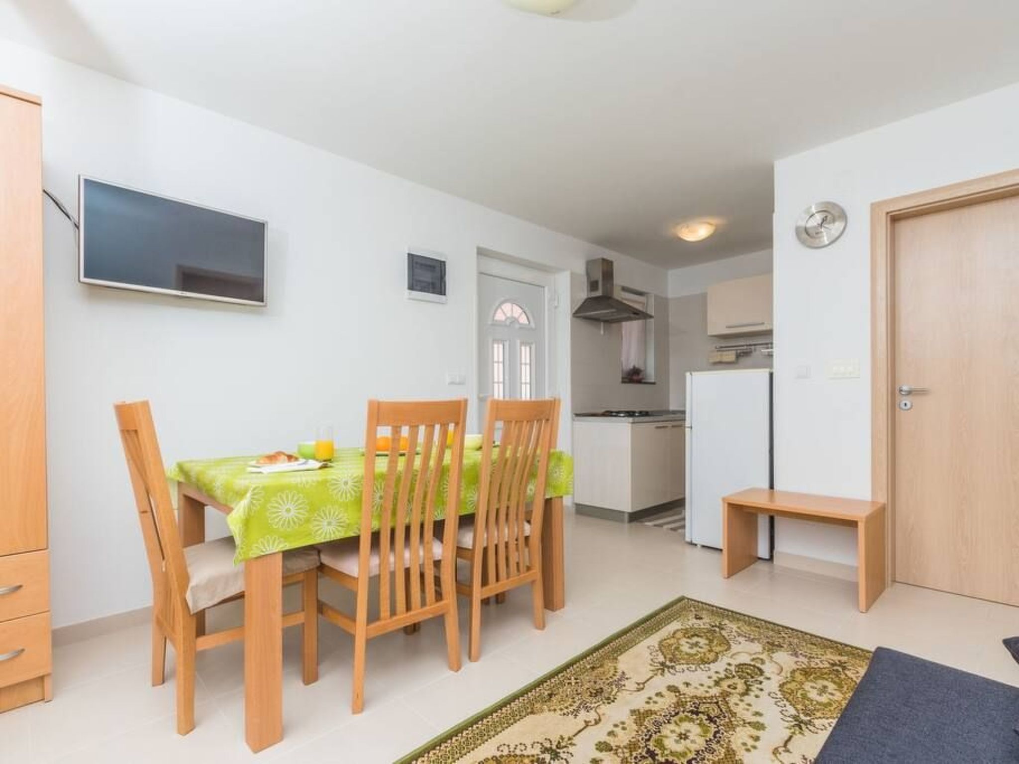 Große Wohnung in Klimno mit Möbliertem Balkon-Binnen