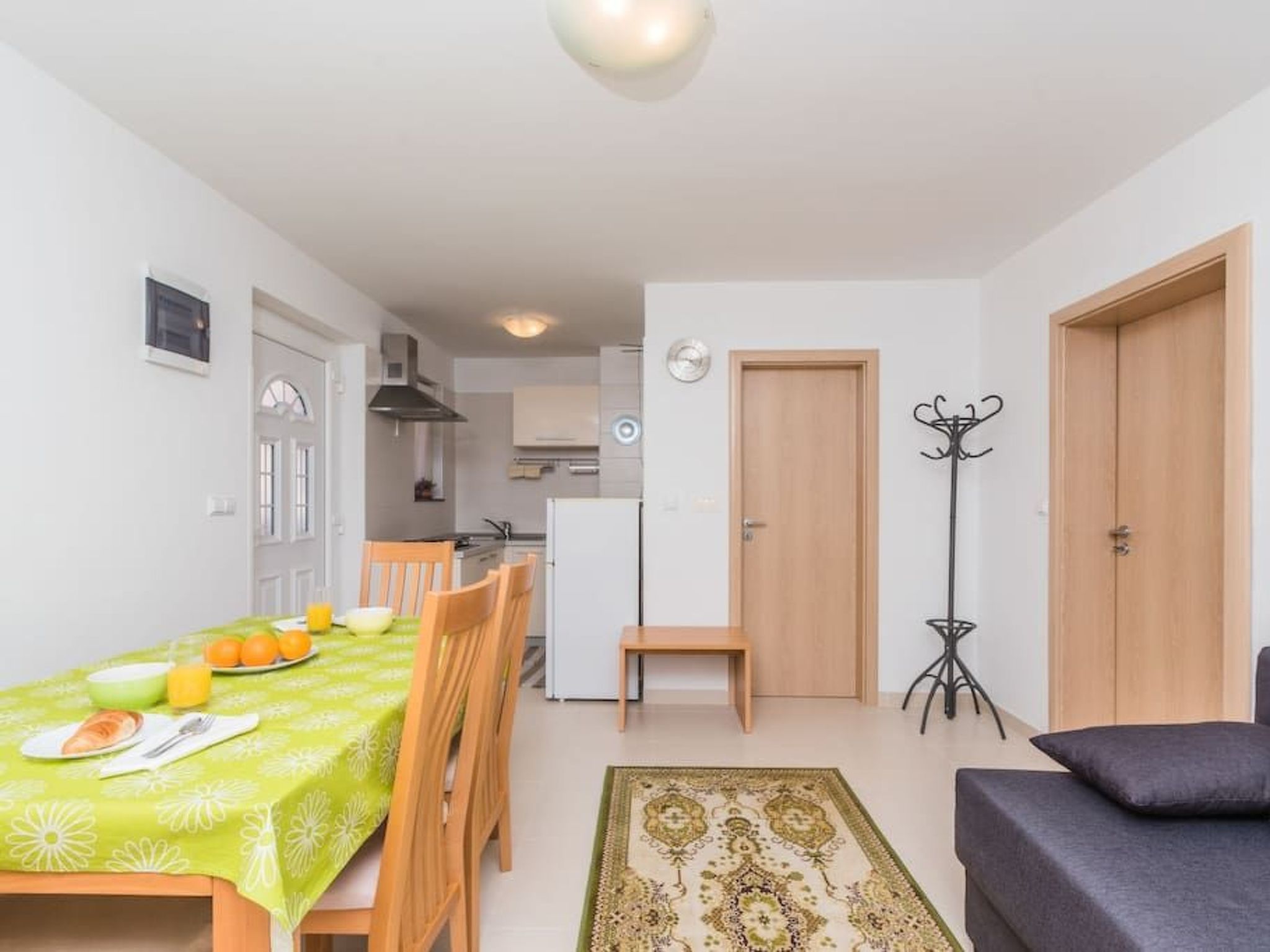 Große Wohnung in Klimno mit Möbliertem Balkon-Binnen