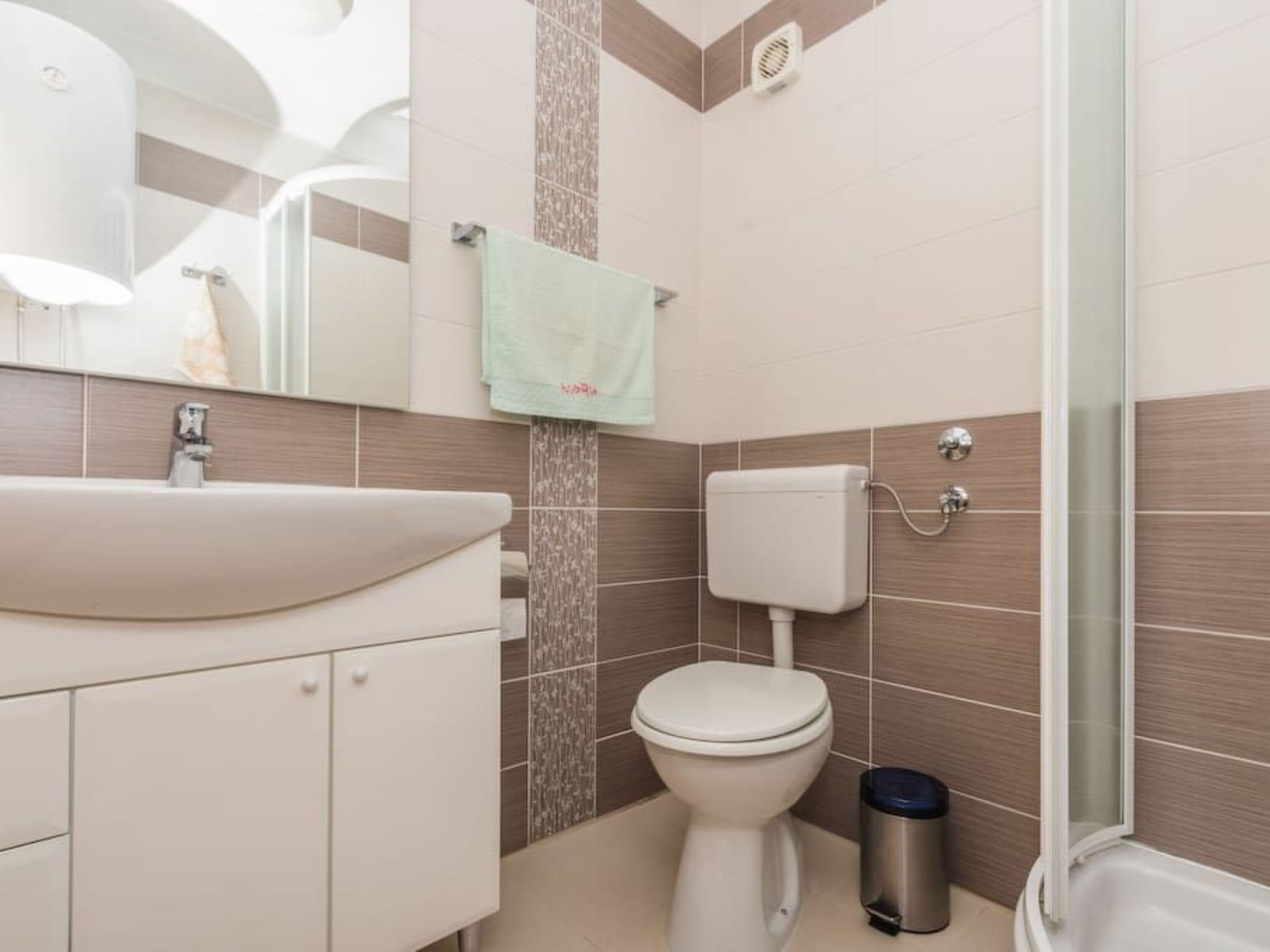 Große Wohnung in Klimno mit Möbliertem Balkon-Binnen