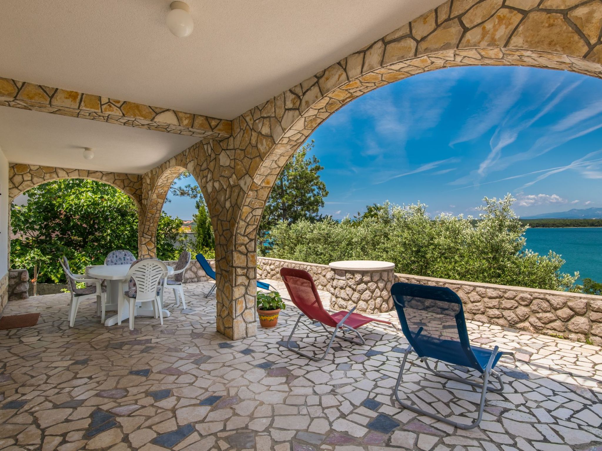 The holiday flat is located directly by the sea. The holiday flat is surrounded by an enclosed garden. The following are available for use: Terrace, garden furniture and barbecue facilities. 3 rooms (..