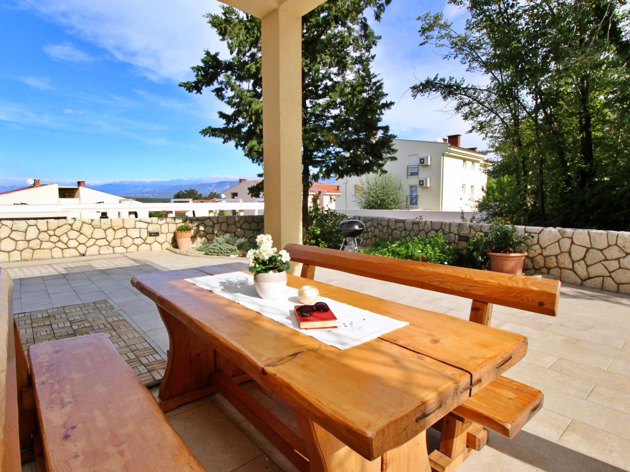 Discover the idyllic flair of the Kvarner Bay in this inviting holiday flat in Uvala Soline. Situated in close proximity to the sparkling sea, this residence promises an unforgettable holiday for up t..