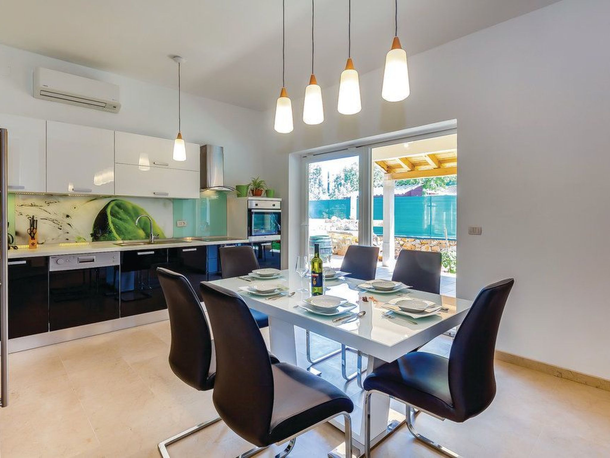 Geräumige, topmoderne Ferienvilla mit eigenem Pool