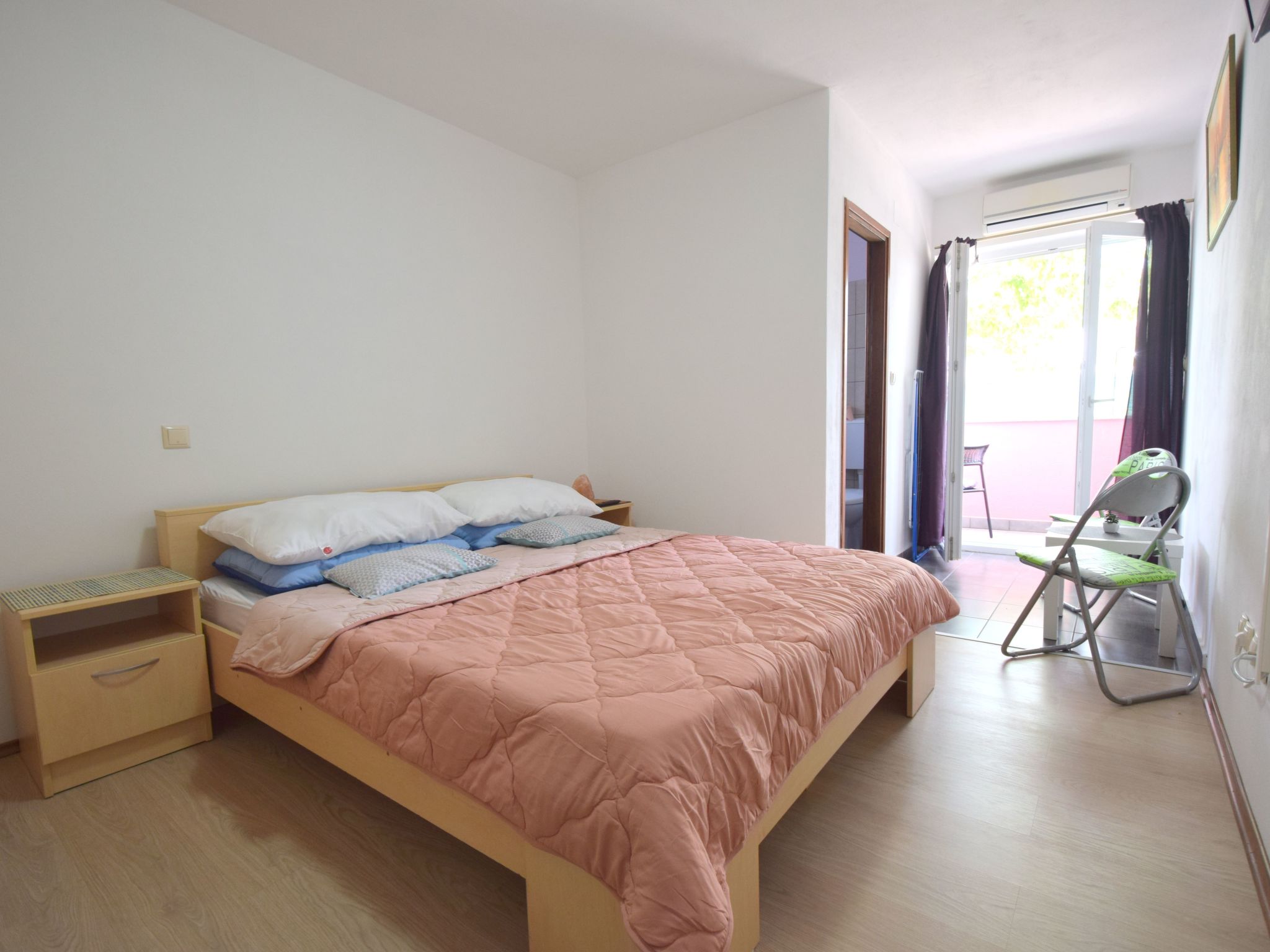 Guest house Letizia is located in the village of Rasopasno, not far from Malinska on one side, but also Čižići and Soline on the other side. The house consists of a ground floor with 4 double rooms..