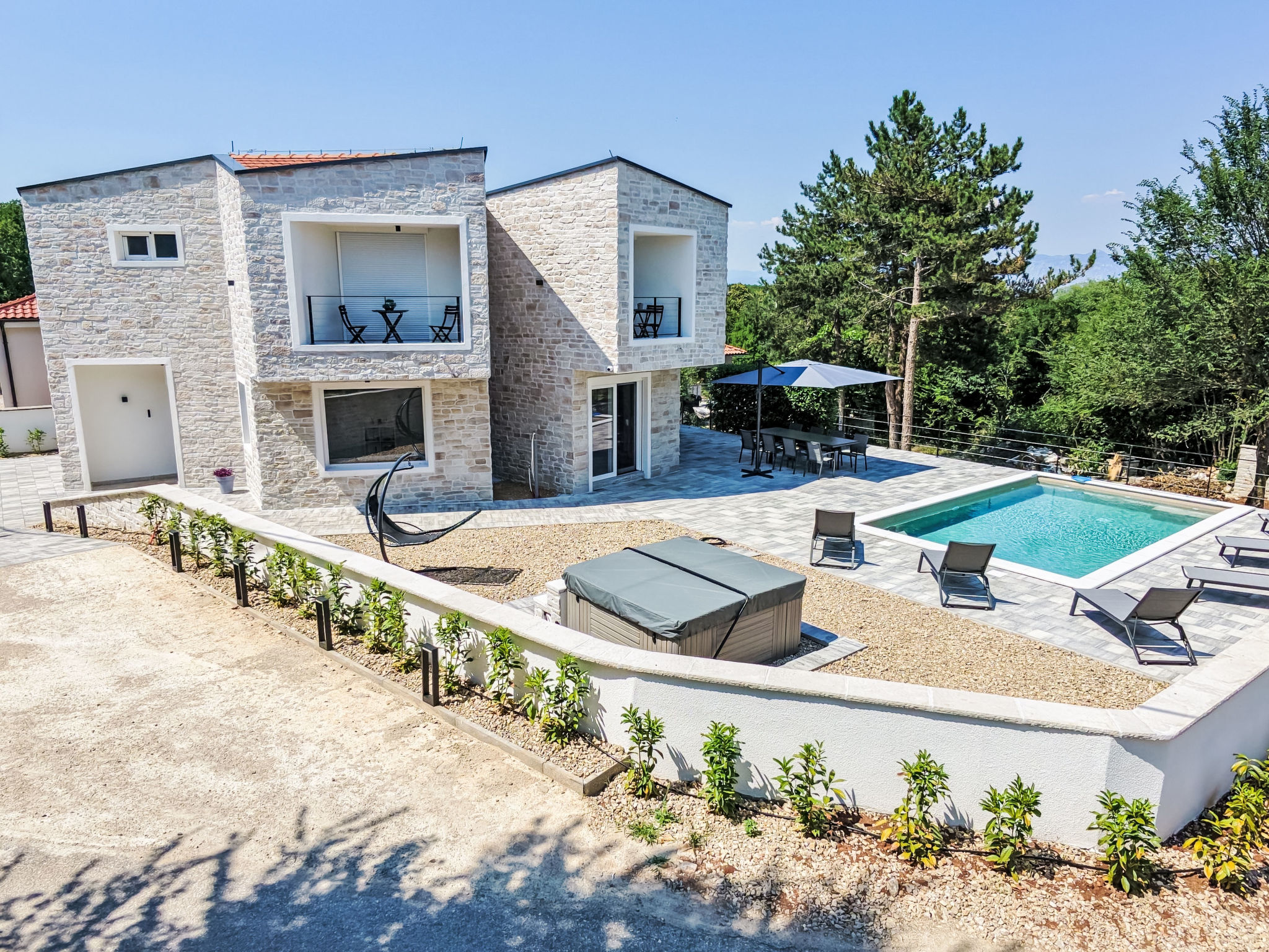 Super moderne Villa mit Schwimmbad, luxuriös eingerichtet, Grill, Spielplatz in