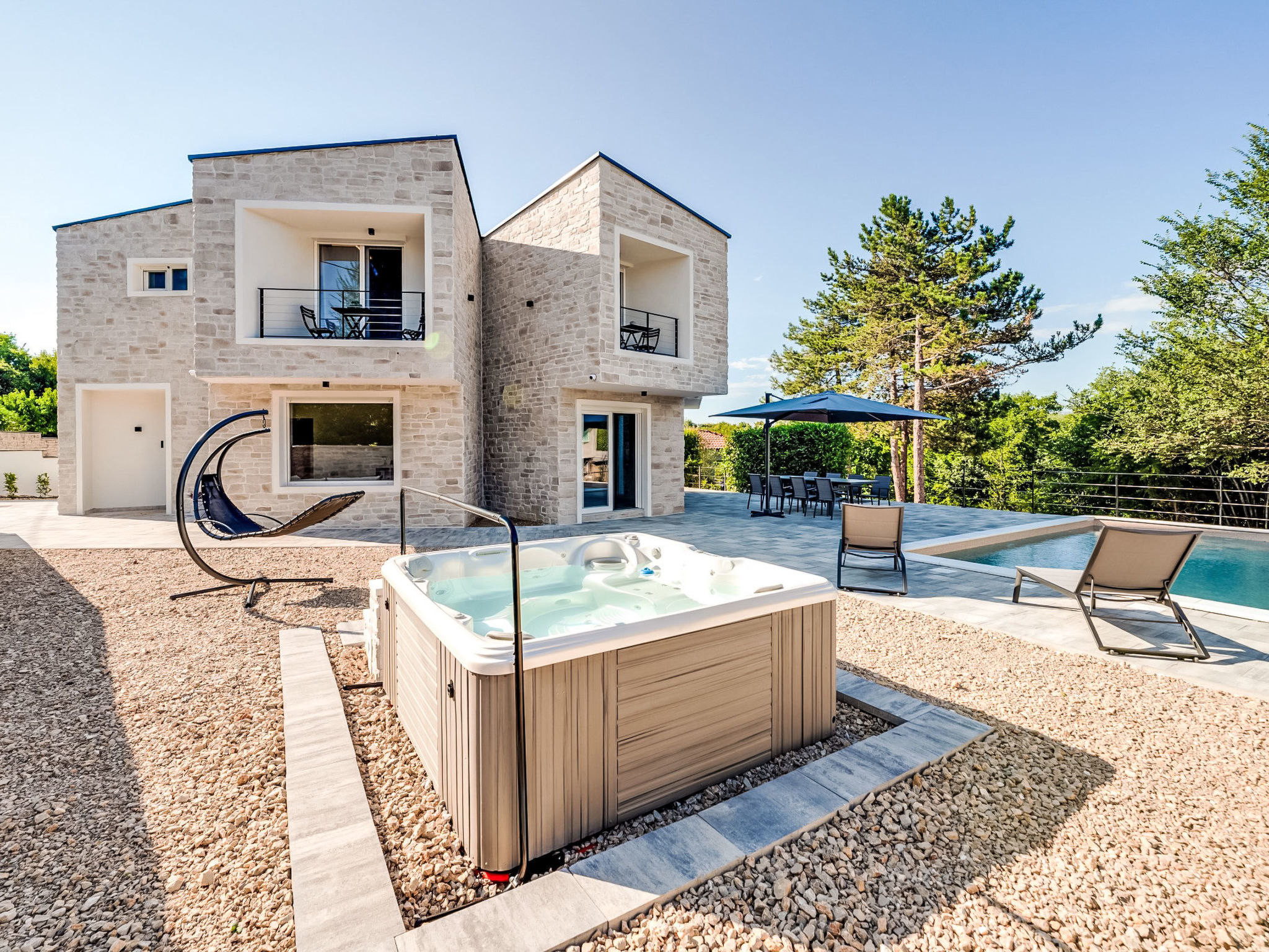 Super moderne Villa mit Schwimmbad, luxuriös eingerichtet, Grill, Spielplatz in
