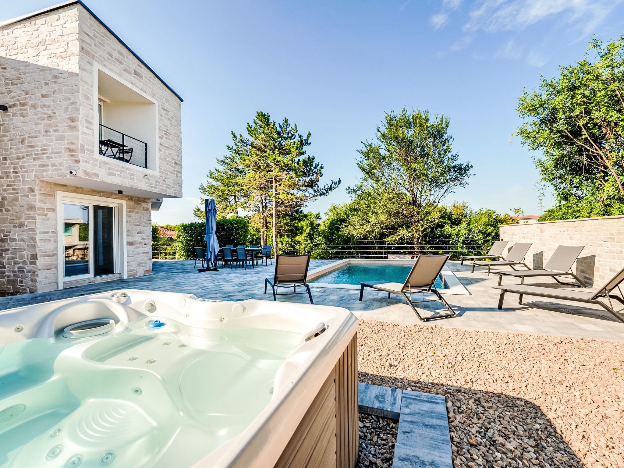 Super moderne Villa mit Schwimmbad, luxuriös eingerichtet, Grill, Spielplatz in