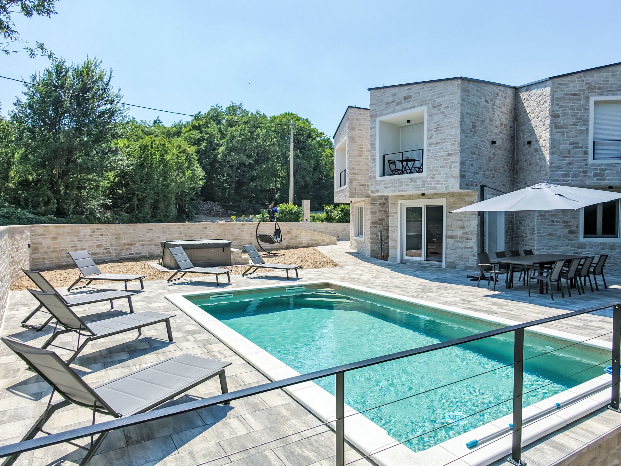 Super moderne Villa mit Schwimmbad, luxuriös eingerichtet, Grill, Spielplatz in - Buiten