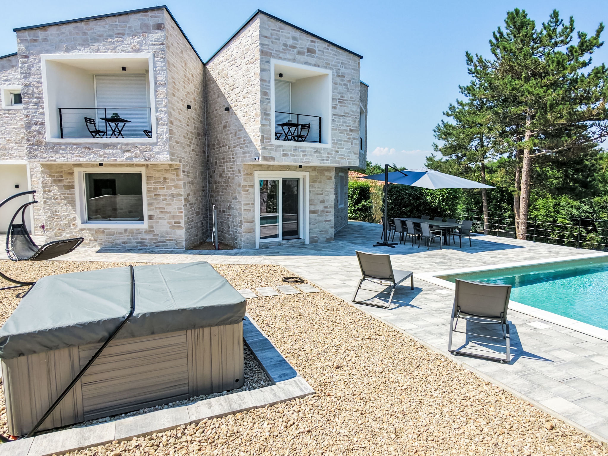 Super moderne Villa mit Schwimmbad, luxuriös eingerichtet, Grill, Spielplatz in - Buiten