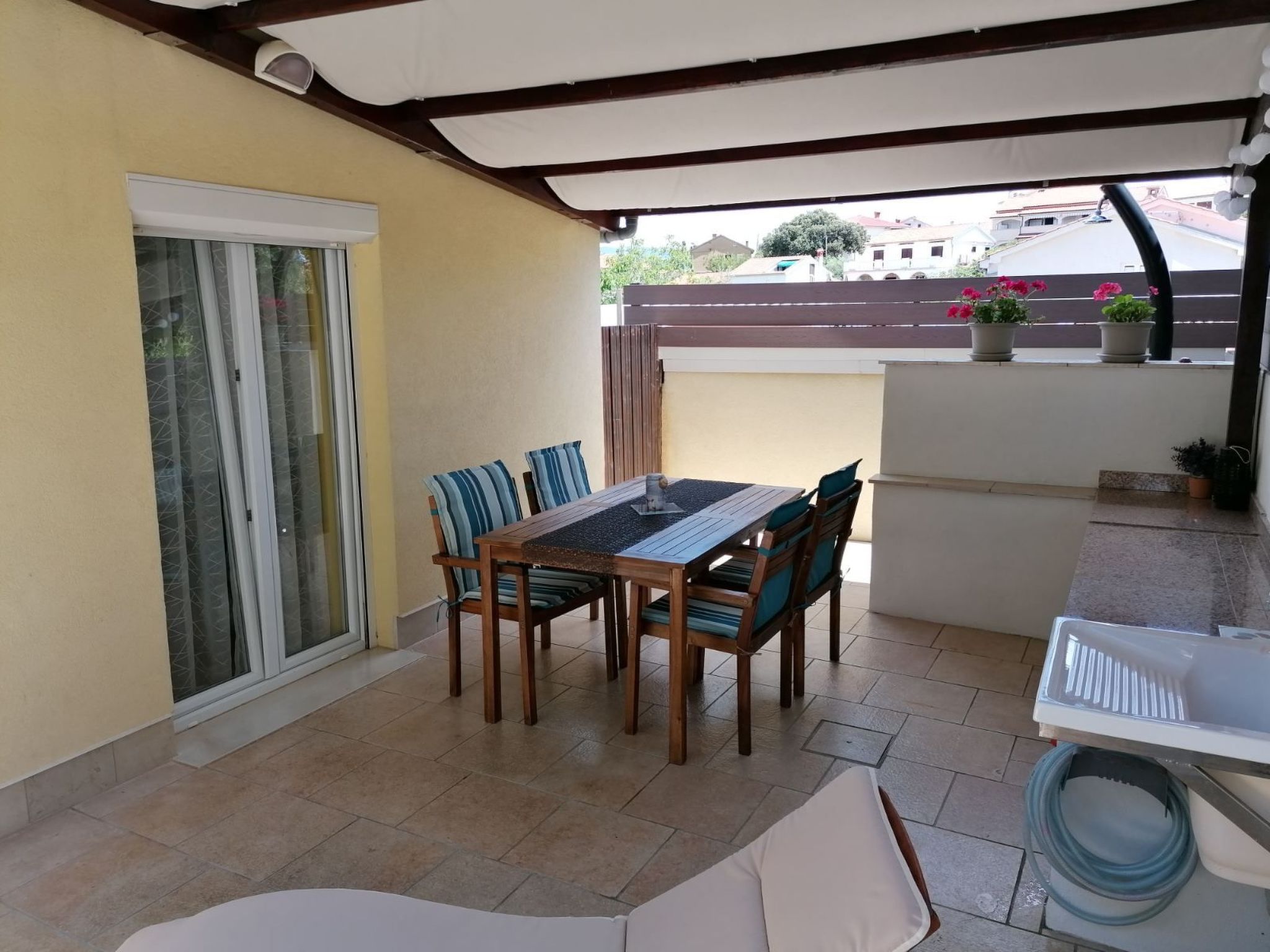 Strandnahes kleines Ferienhaus mit Terrasse-Image-tags.info