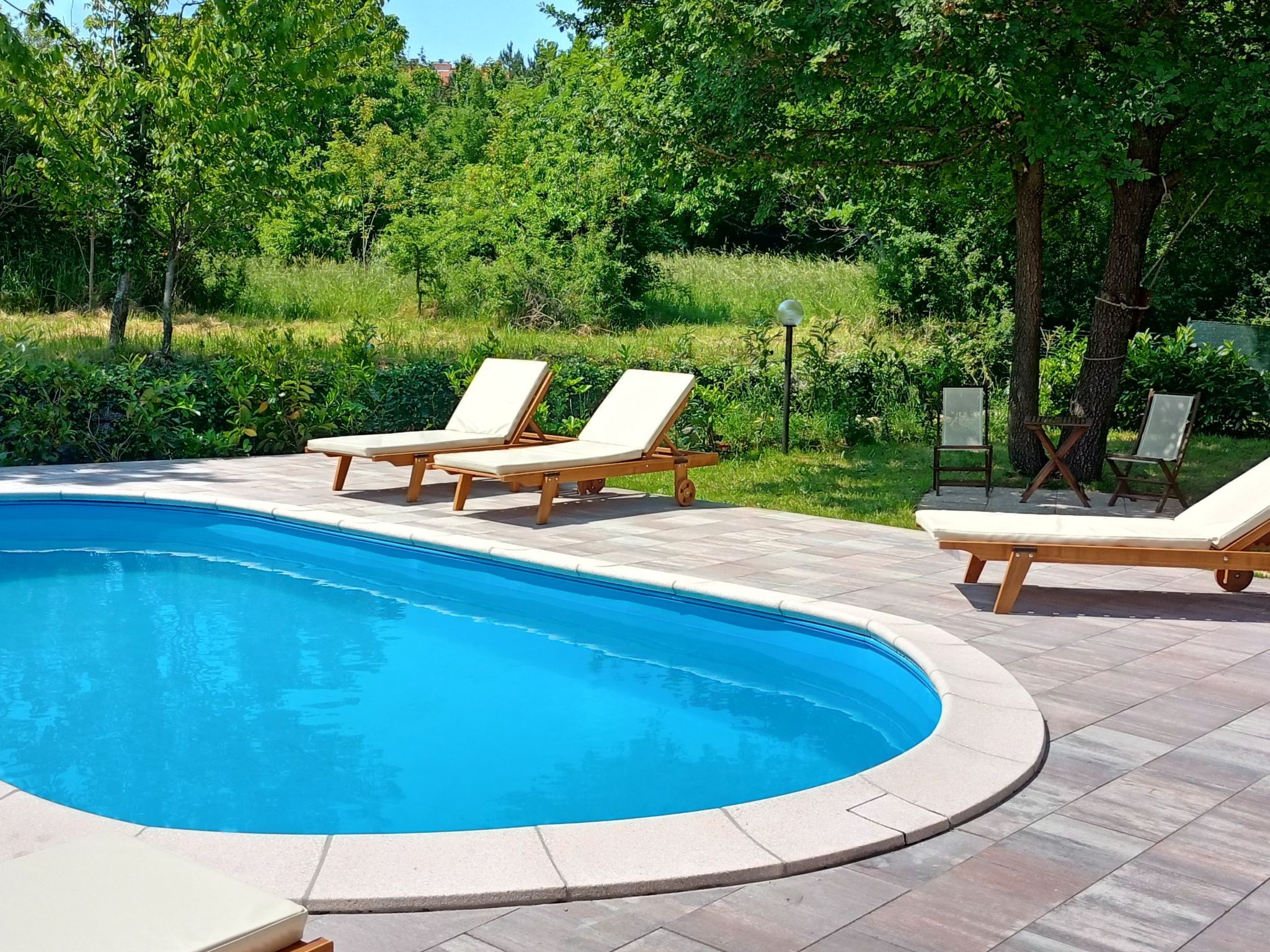 In Šilo mit Gemeinschaftspool-Dehors