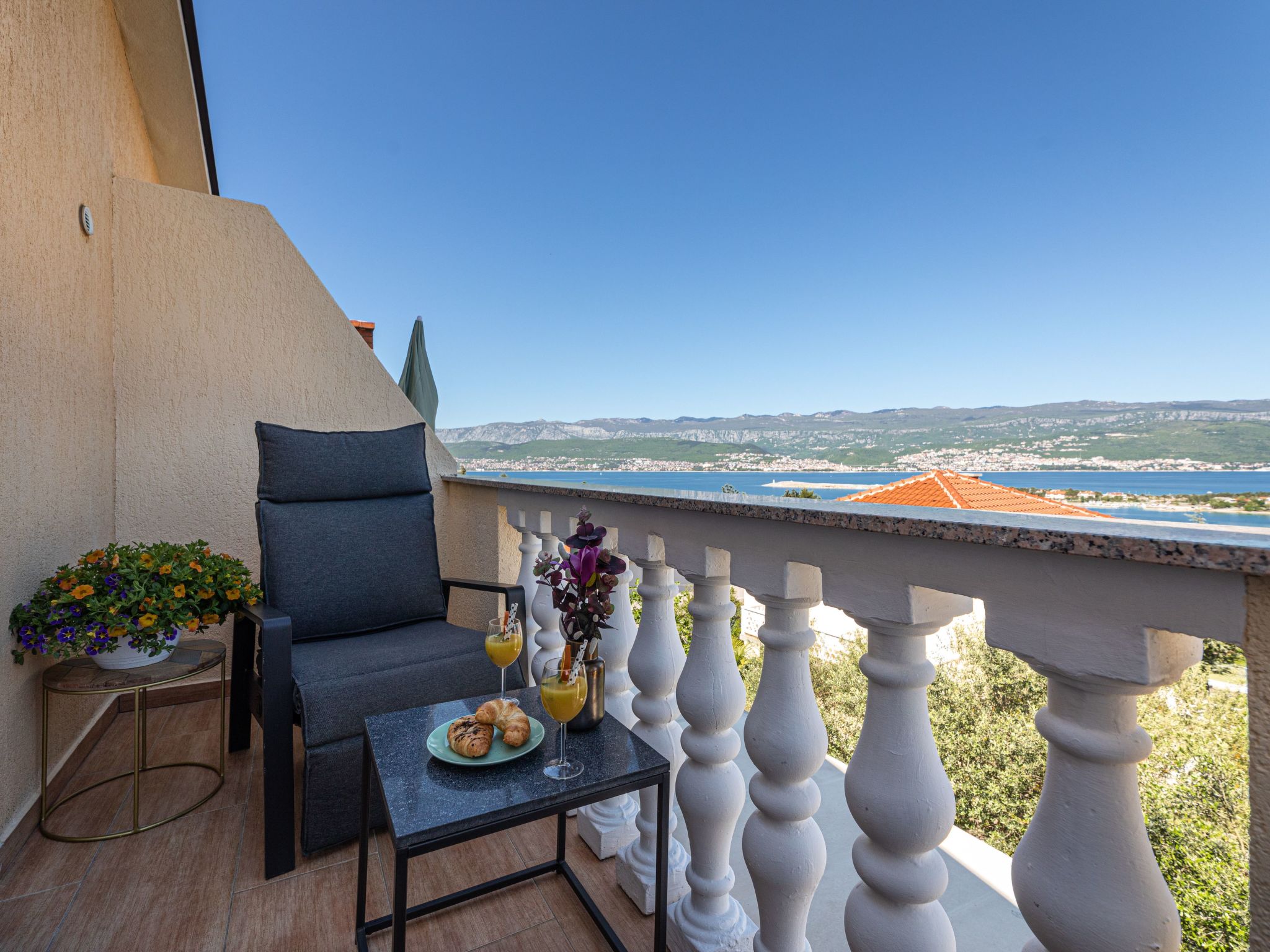 App mit Meerblick und Pool für 2-4 Personen-Inside