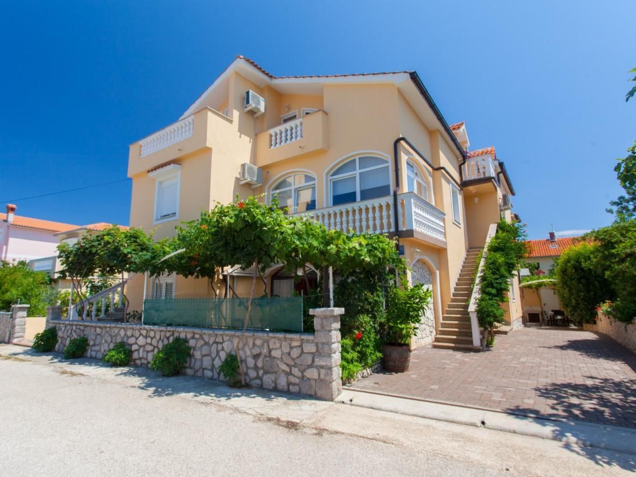 Ruhige Ferienwohnung Tina 8-Dedans