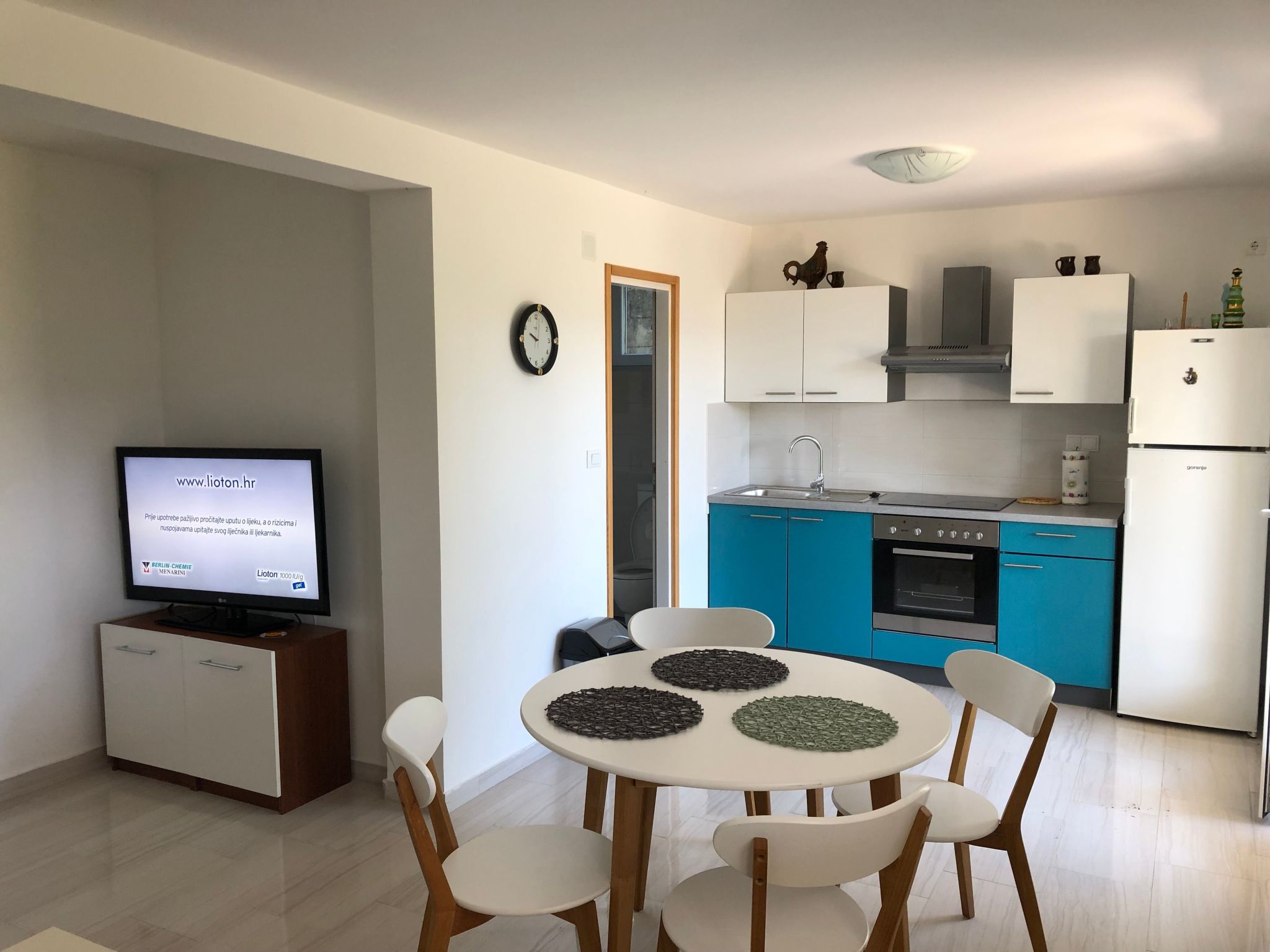 Photo of mit grünem Garten und Meerblick