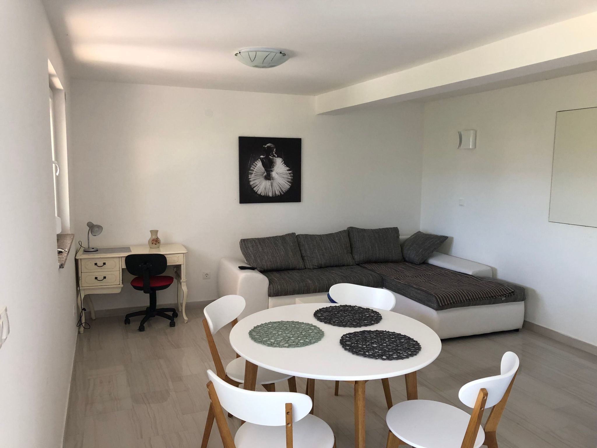 Photo of mit grünem Garten und Meerblick