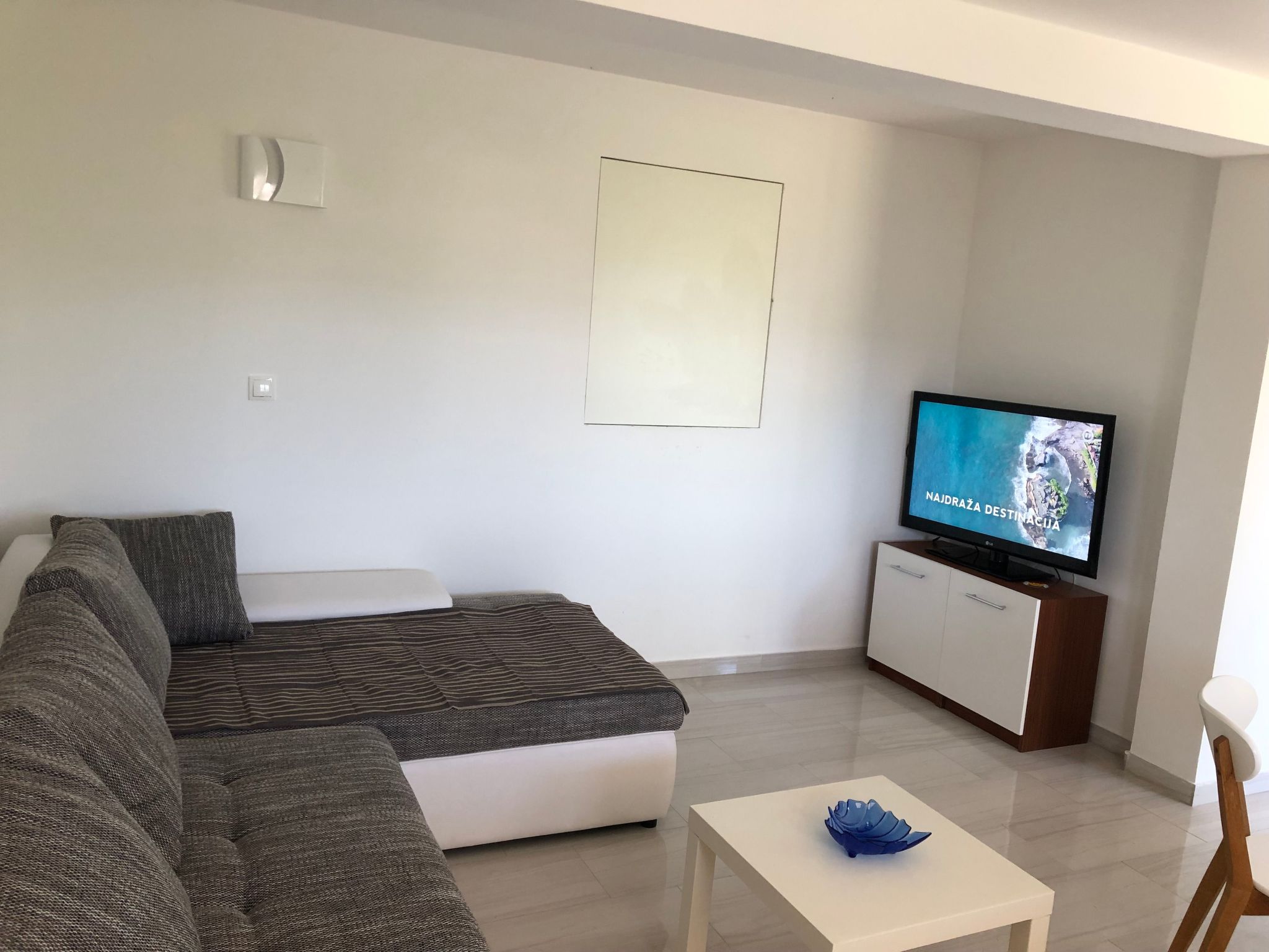 Photo of mit grünem Garten und Meerblick