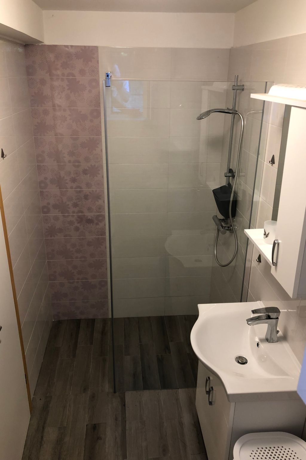 Photo of mit grünem Garten und Meerblick