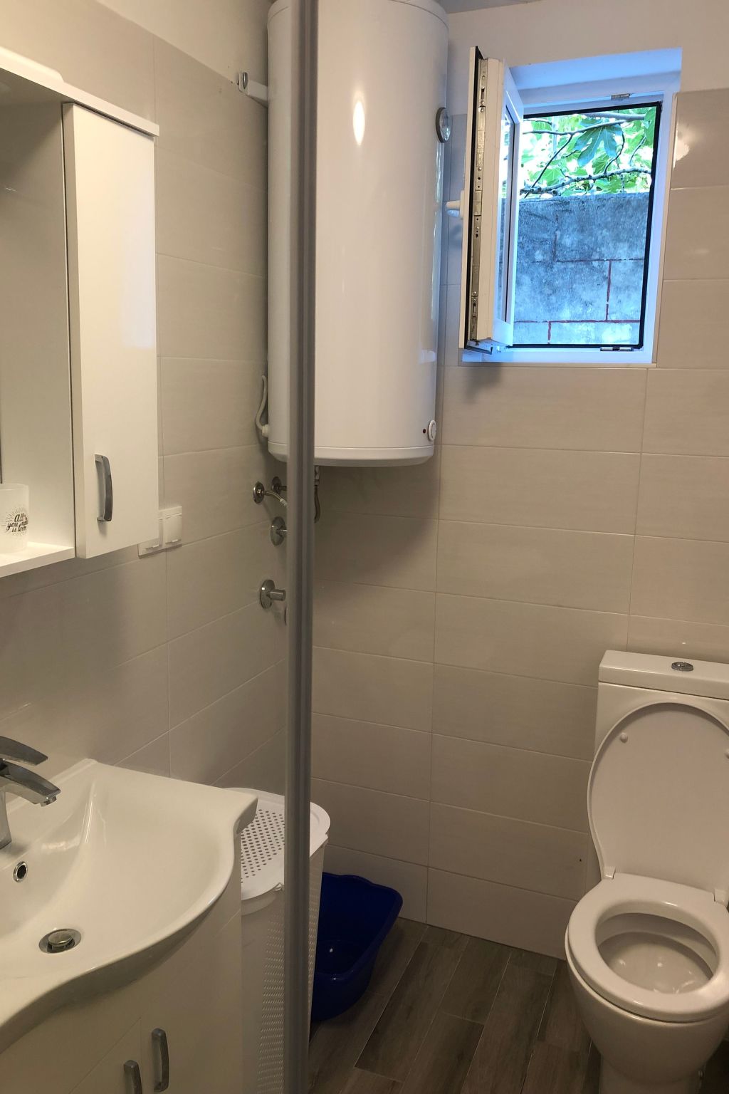 Photo of mit grünem Garten und Meerblick