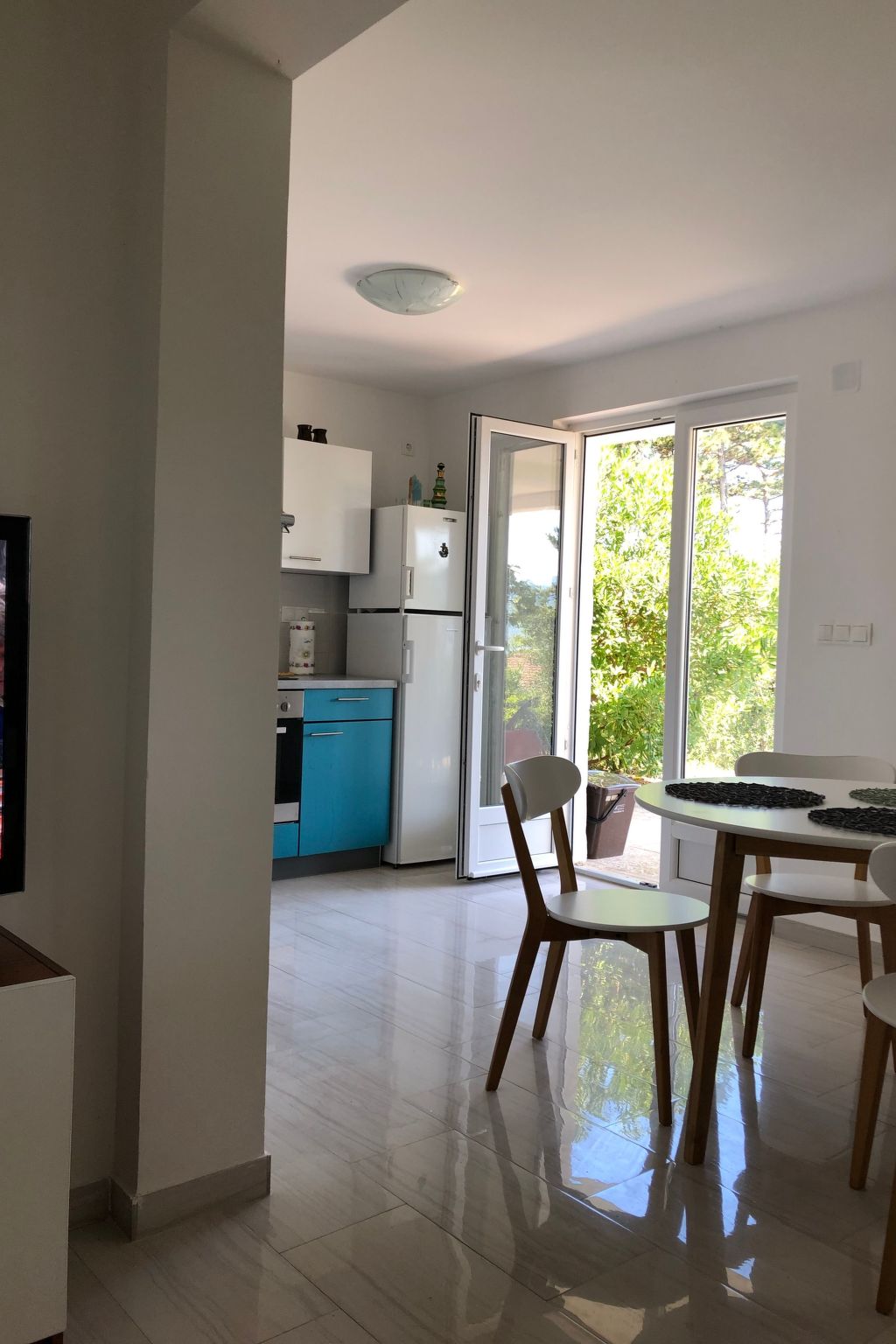 Photo of mit grünem Garten und Meerblick