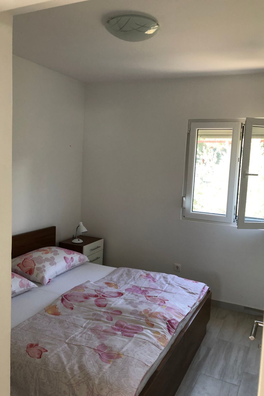 Photo of mit grünem Garten und Meerblick