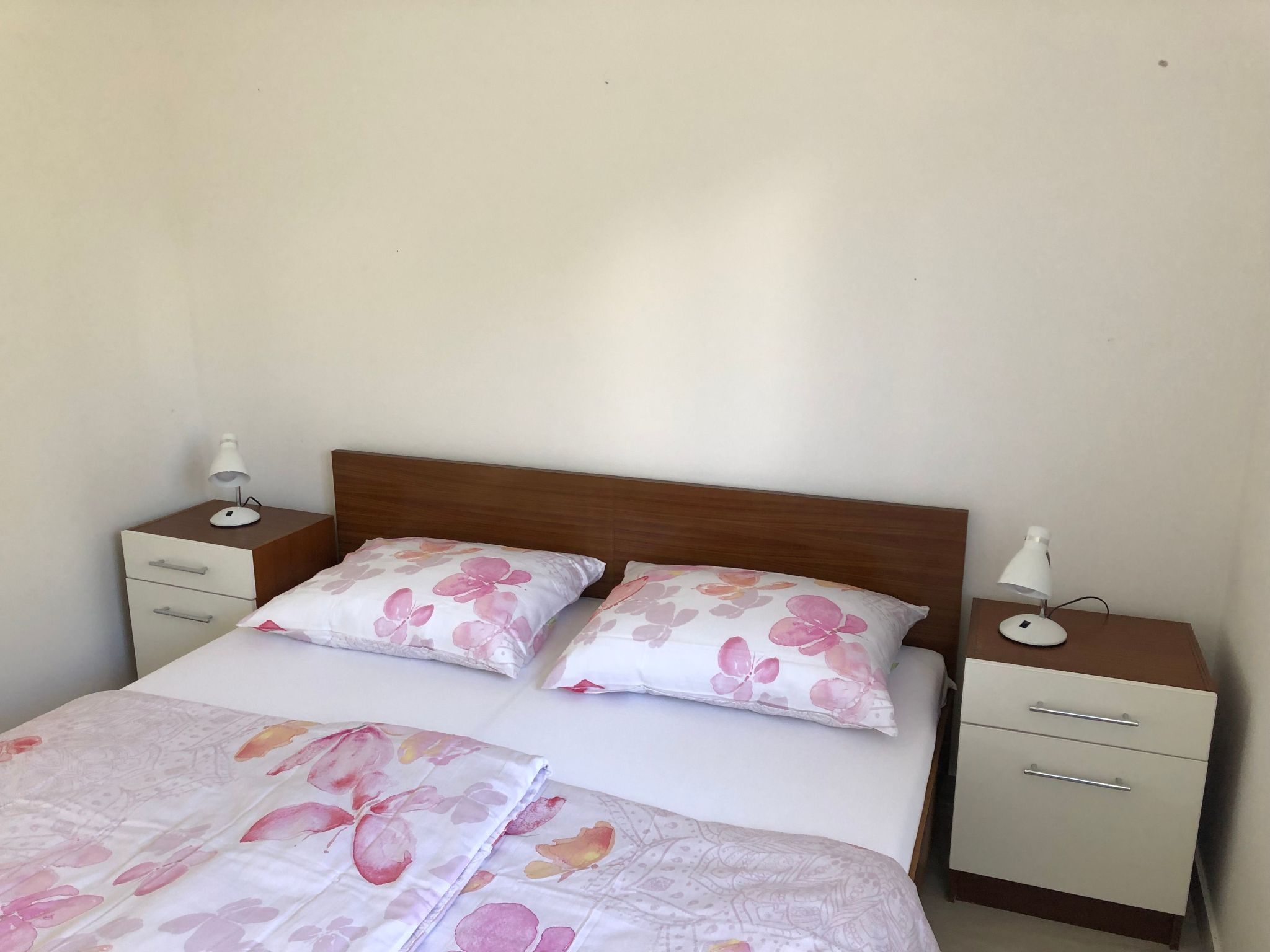 Photo of mit grünem Garten und Meerblick