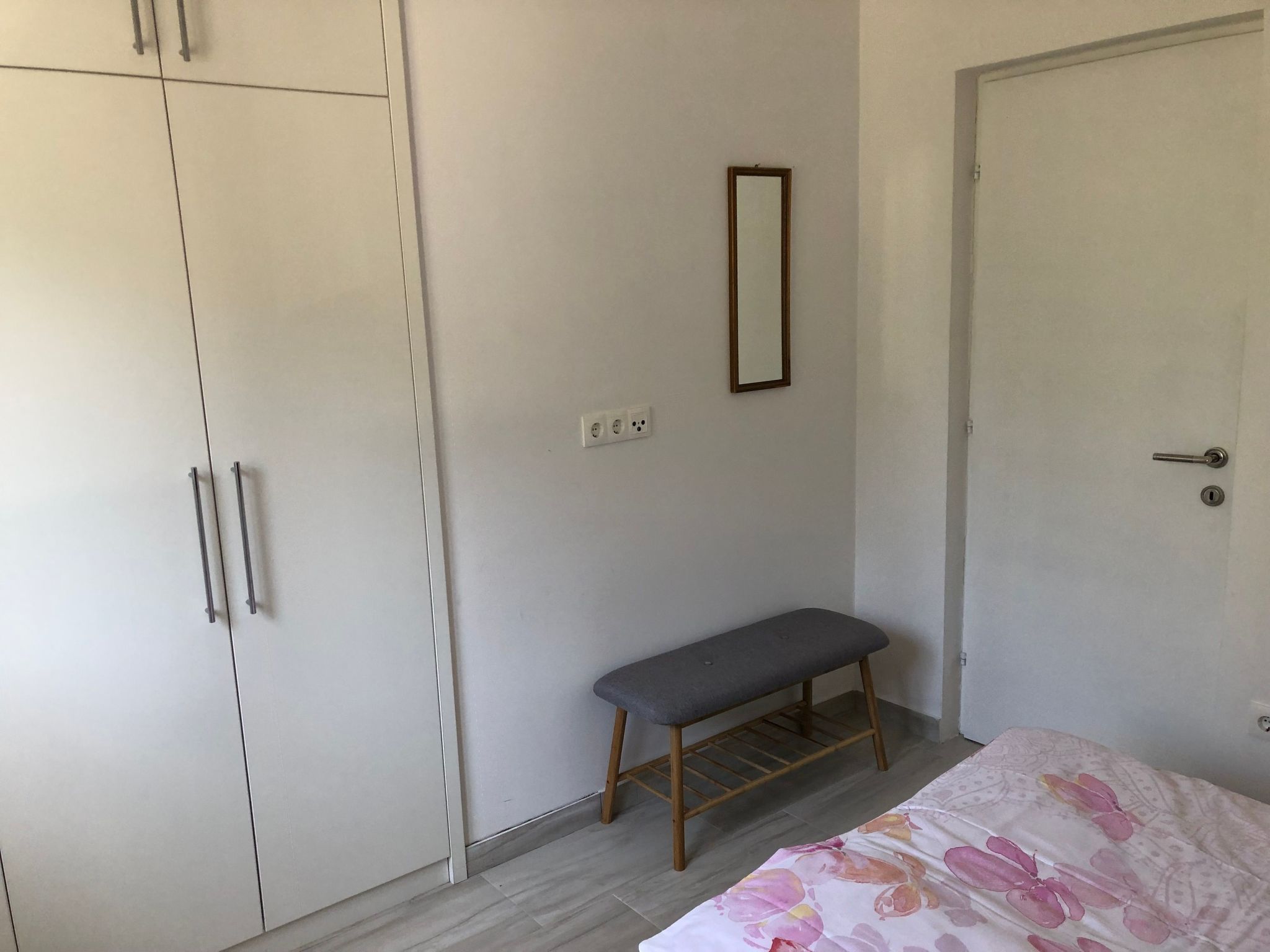 Photo of mit grünem Garten und Meerblick