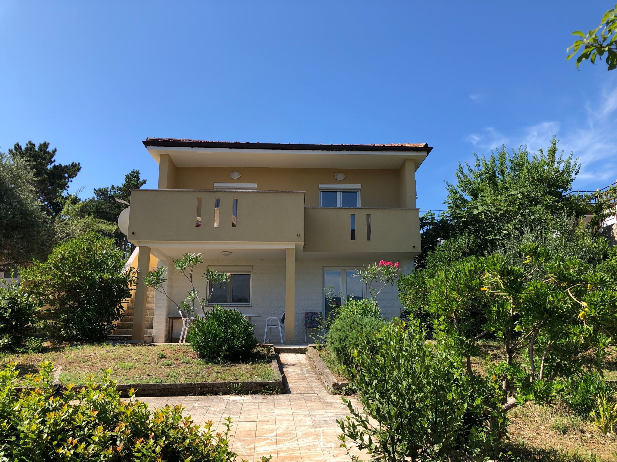 Photo of mit grünem Garten und Meerblick