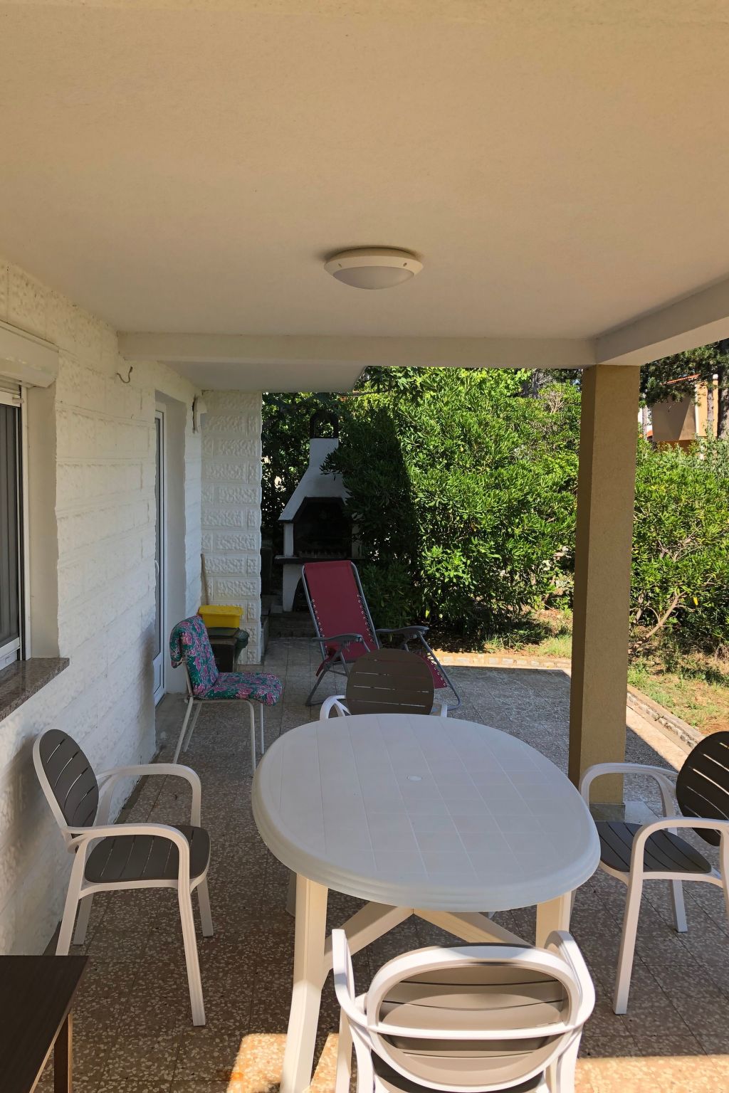 Photo of mit grünem Garten und Meerblick