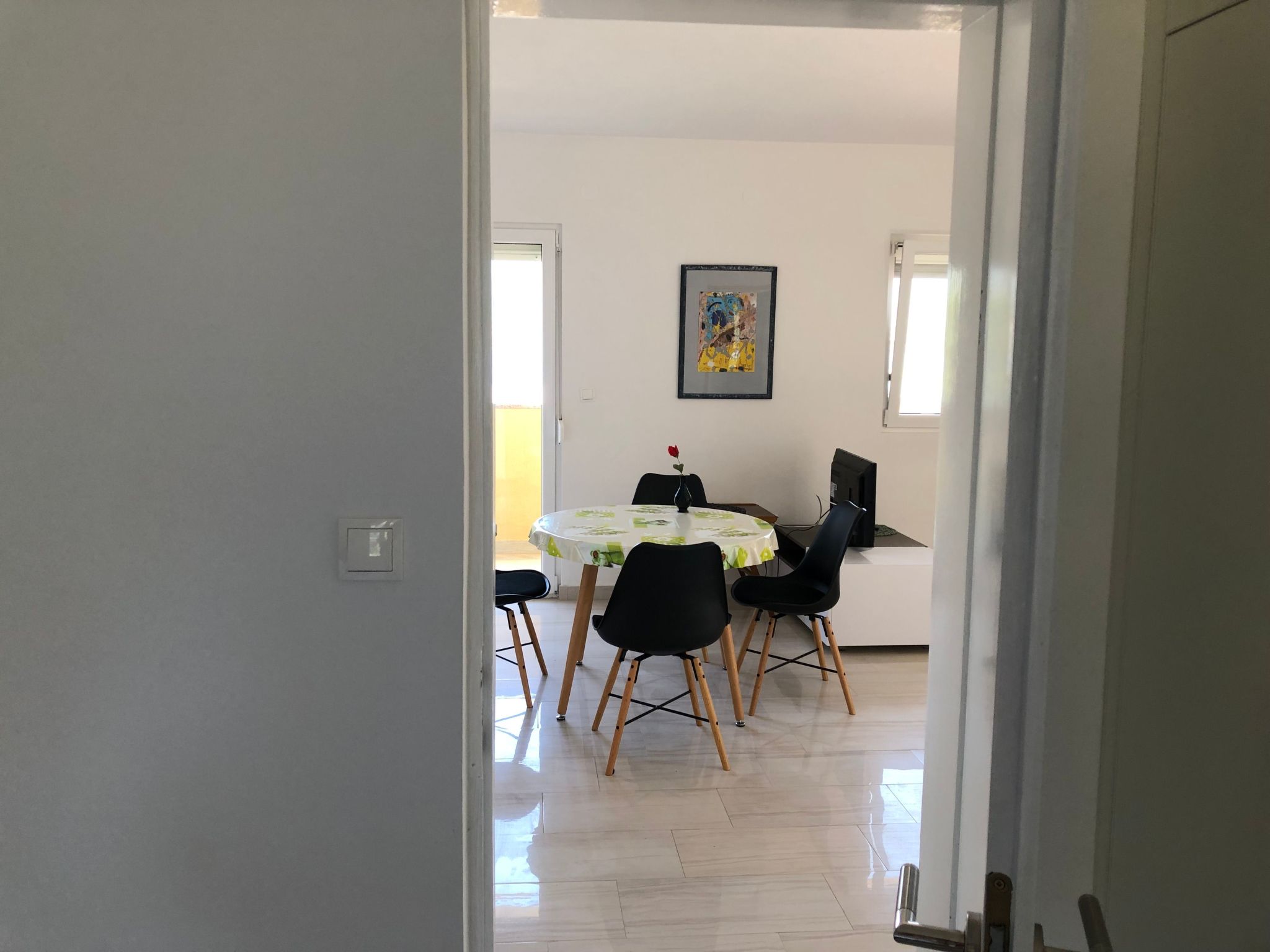 Photo of mit grünem Garten und Meerblick