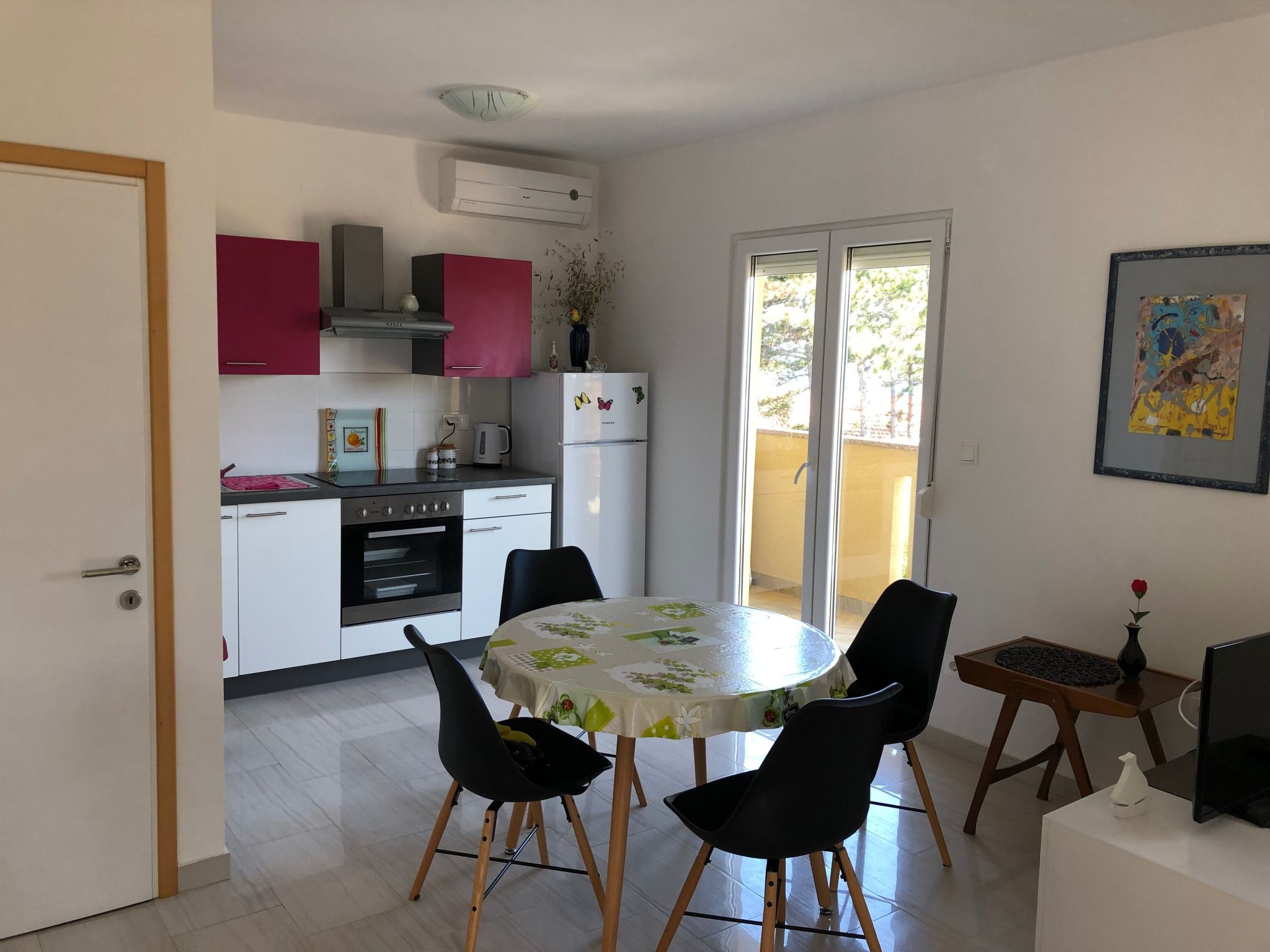 Photo of mit grünem Garten und Meerblick