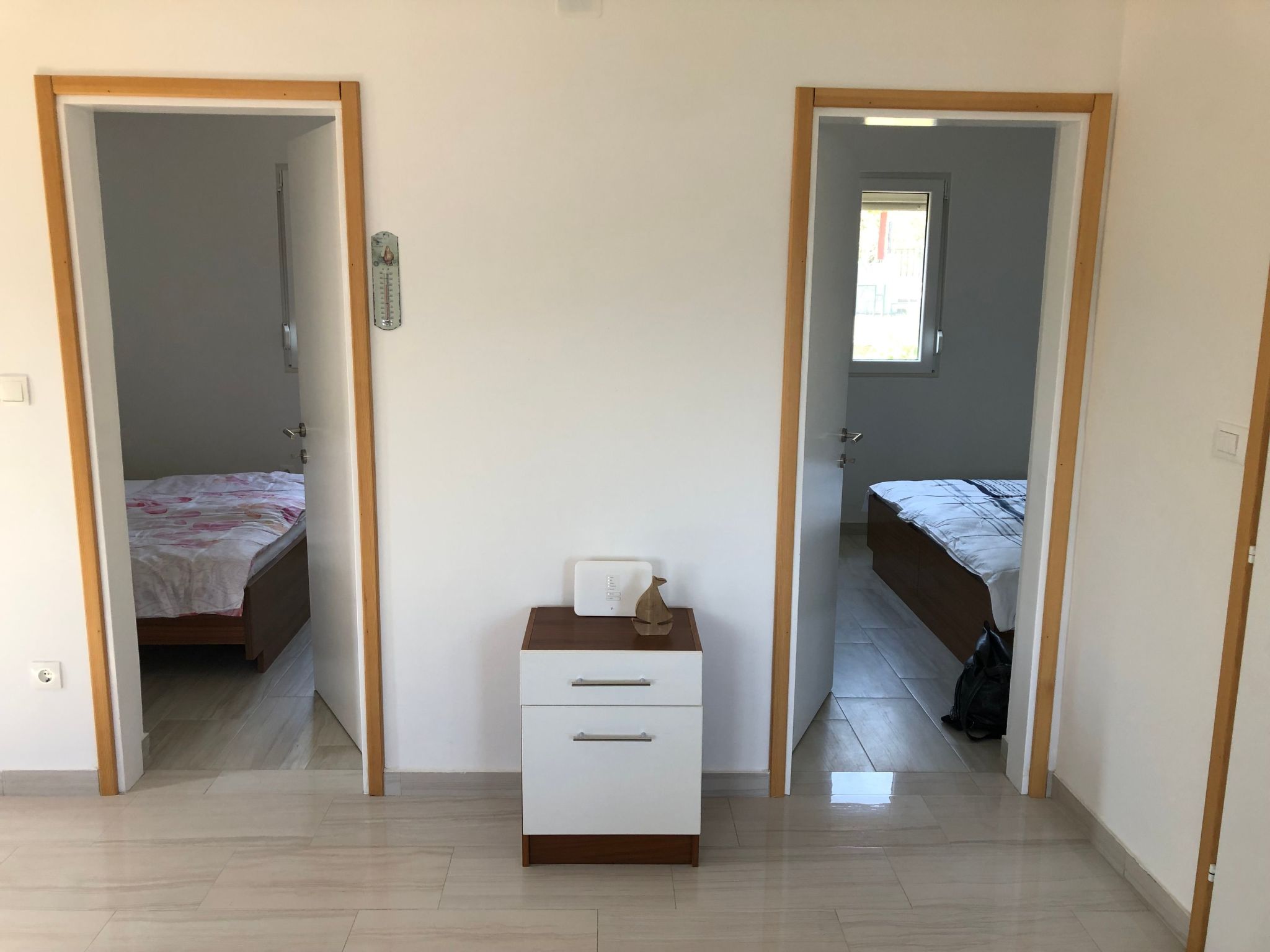 Photo of mit grünem Garten und Meerblick