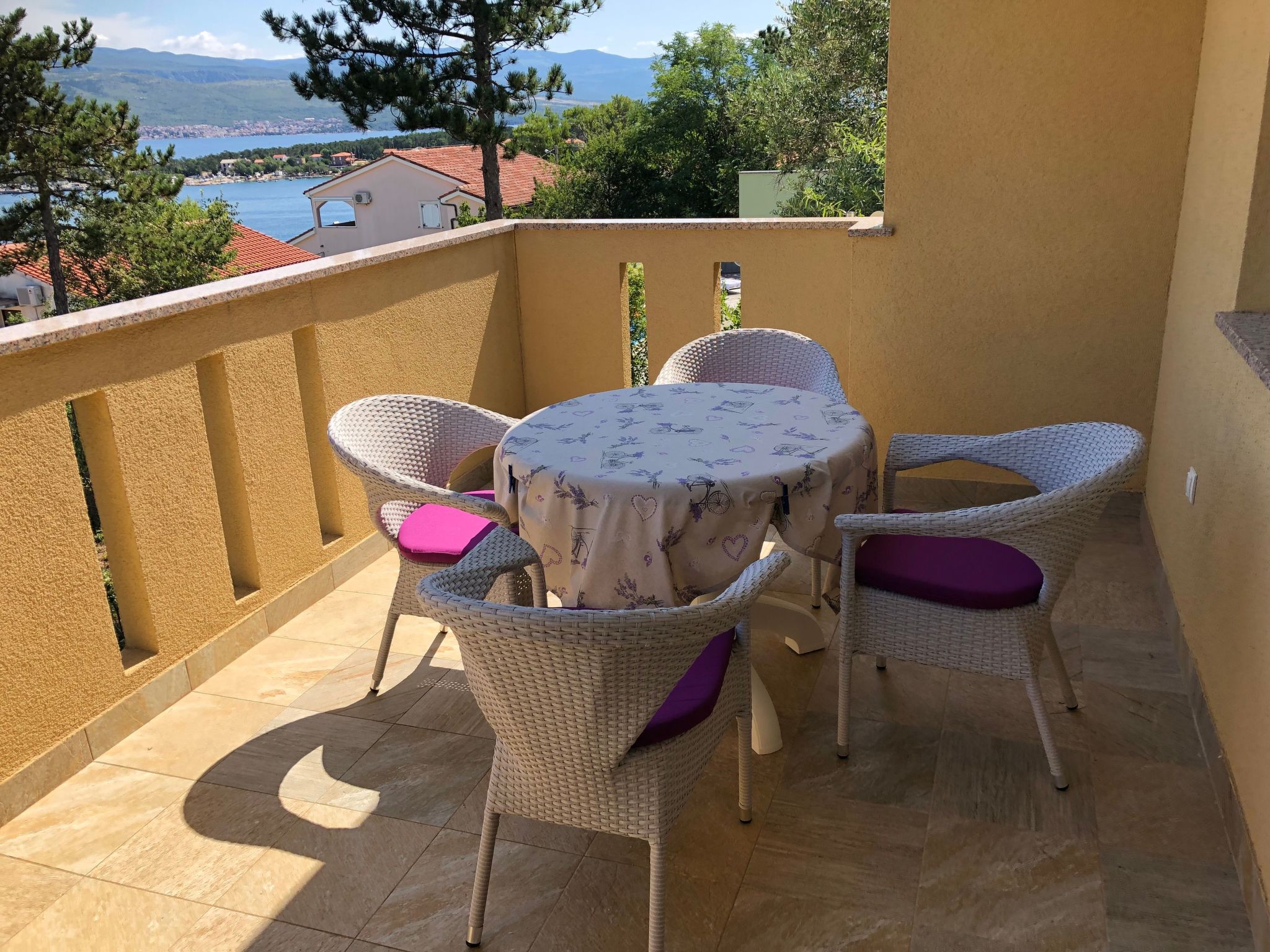 Photo of mit grünem Garten und Meerblick