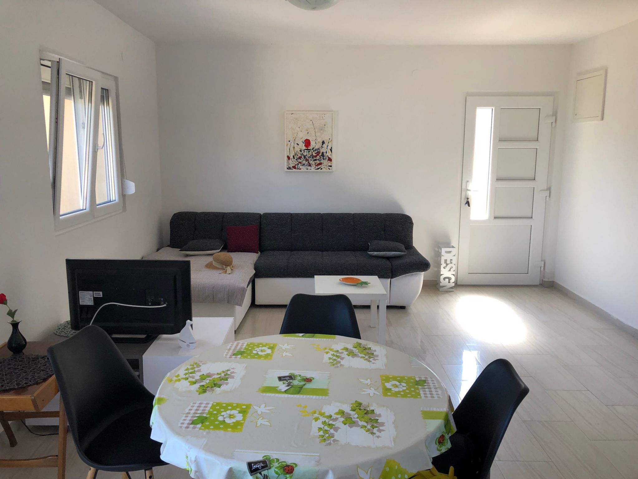 Photo of mit grünem Garten und Meerblick