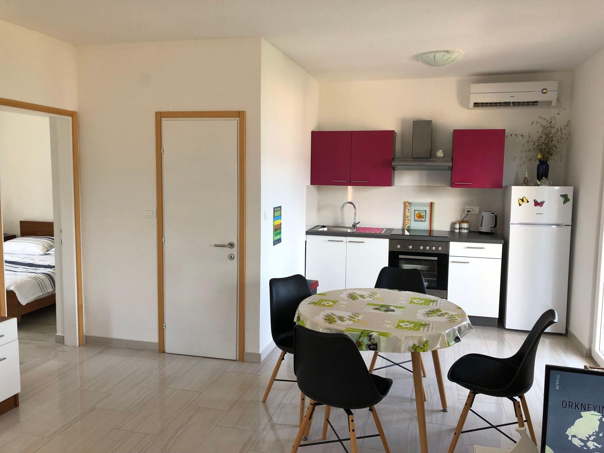 Photo of mit grünem Garten und Meerblick