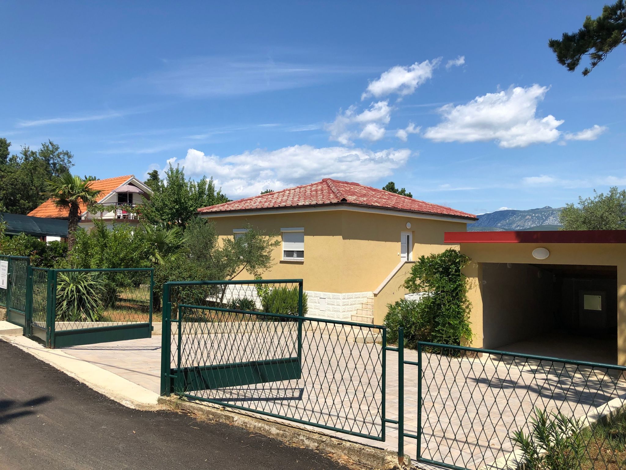 Photo of mit grünem Garten und Meerblick