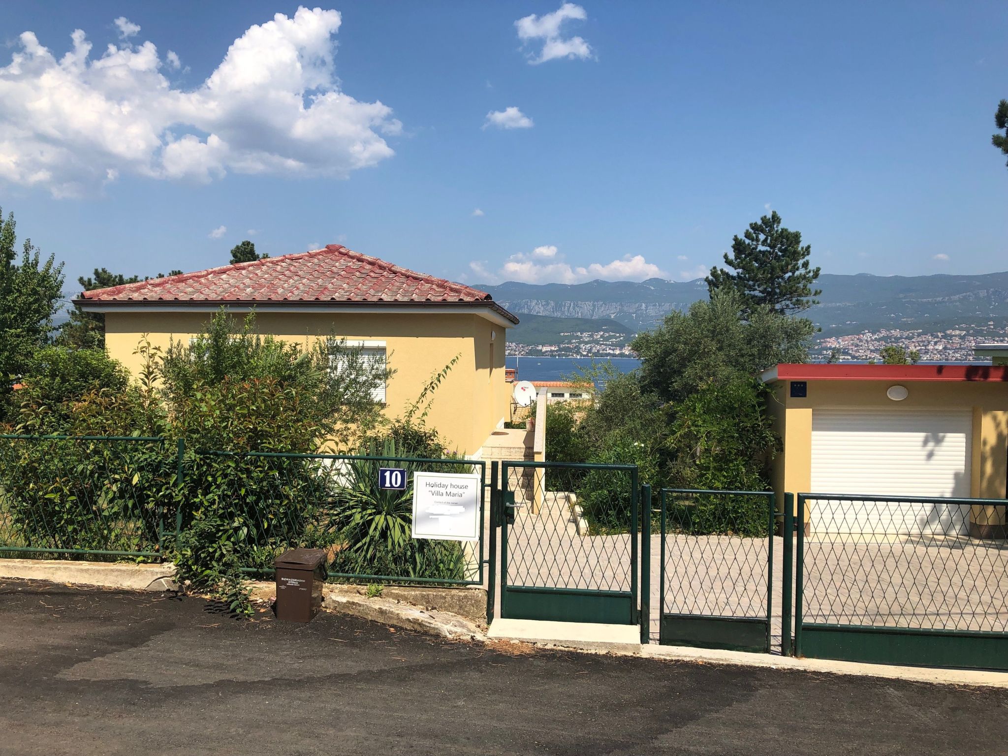 Photo of mit grünem Garten und Meerblick