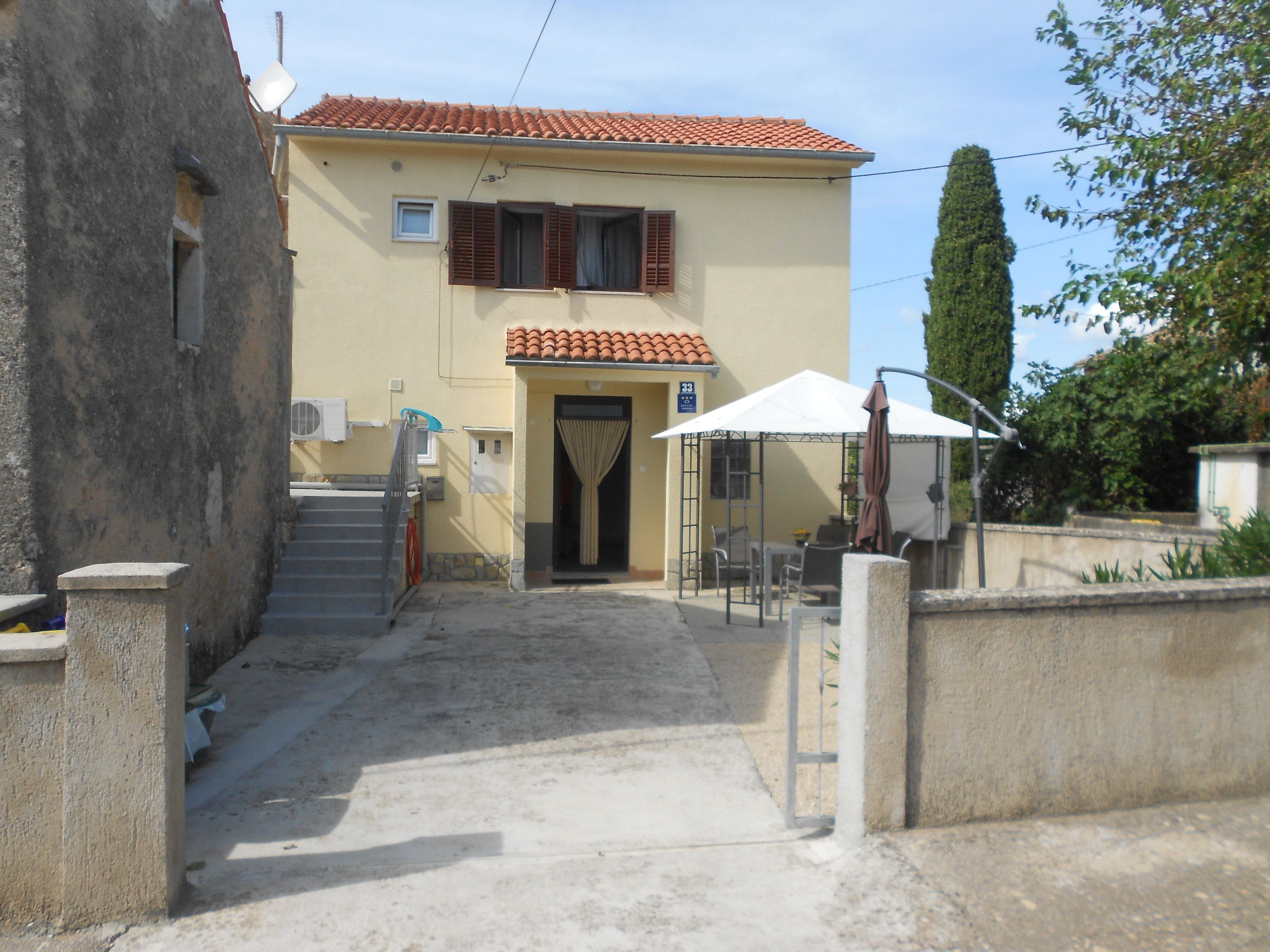 House Mery - Outside