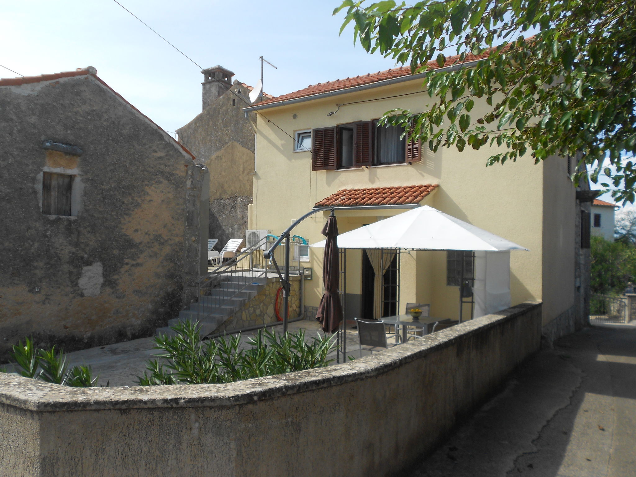 House Mery - Outside