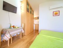 Vrijstaand studio-appartement aan zee in Milohnići, Krk - thumbnail 6