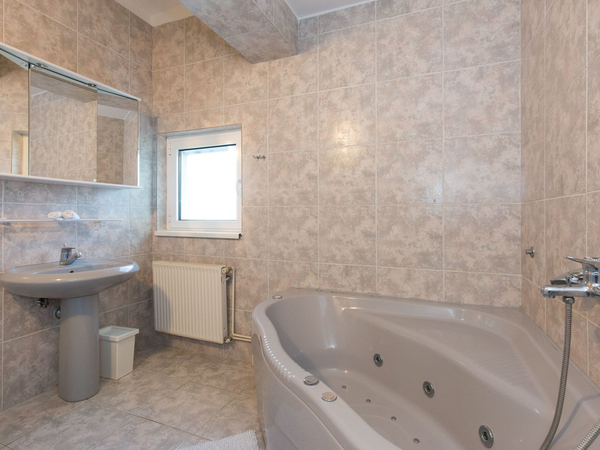 "Valica" mit privatem Pool-Image-tags.info