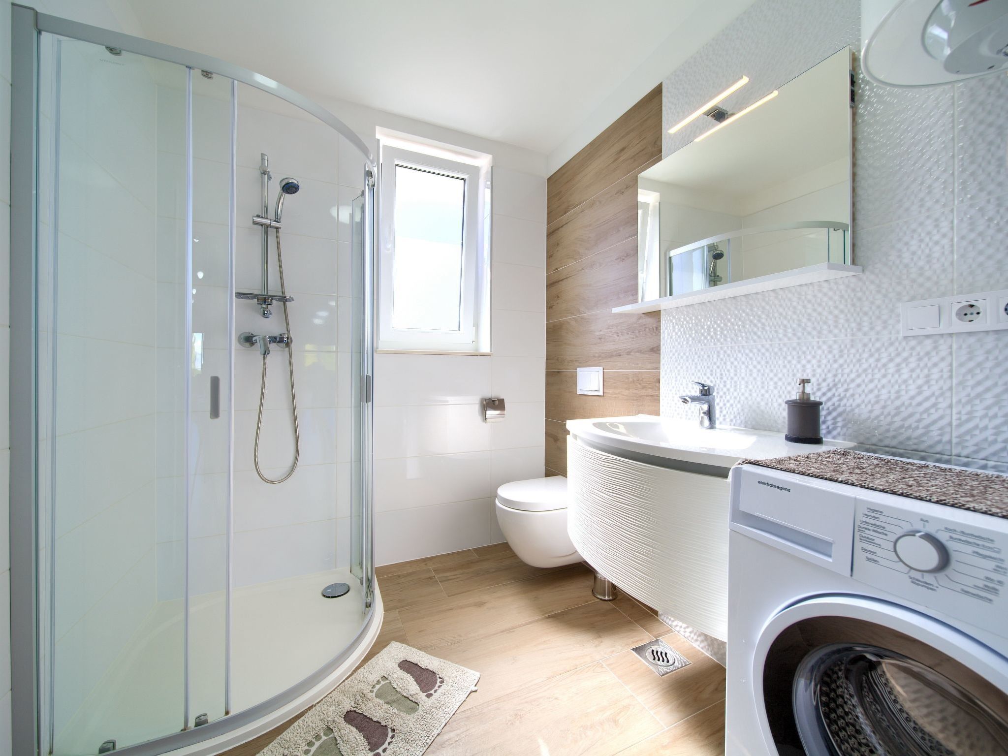 Nadica Deluxe 4-Image-tags.info