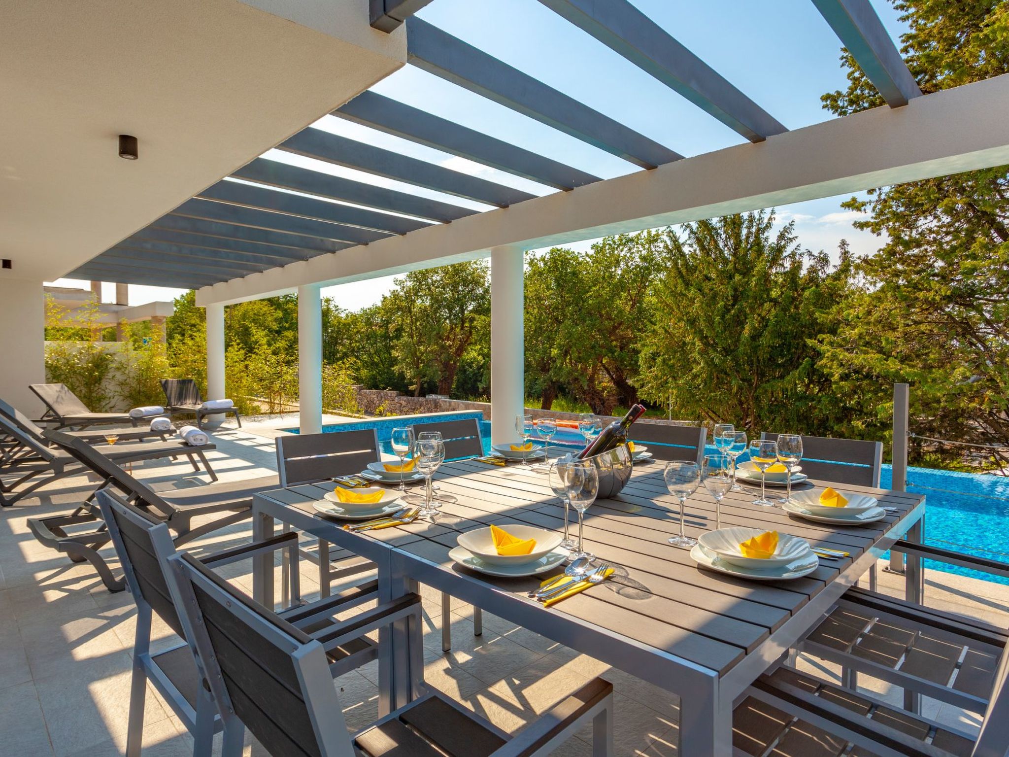 In Malinska mit großem Pool-Image-tags.info