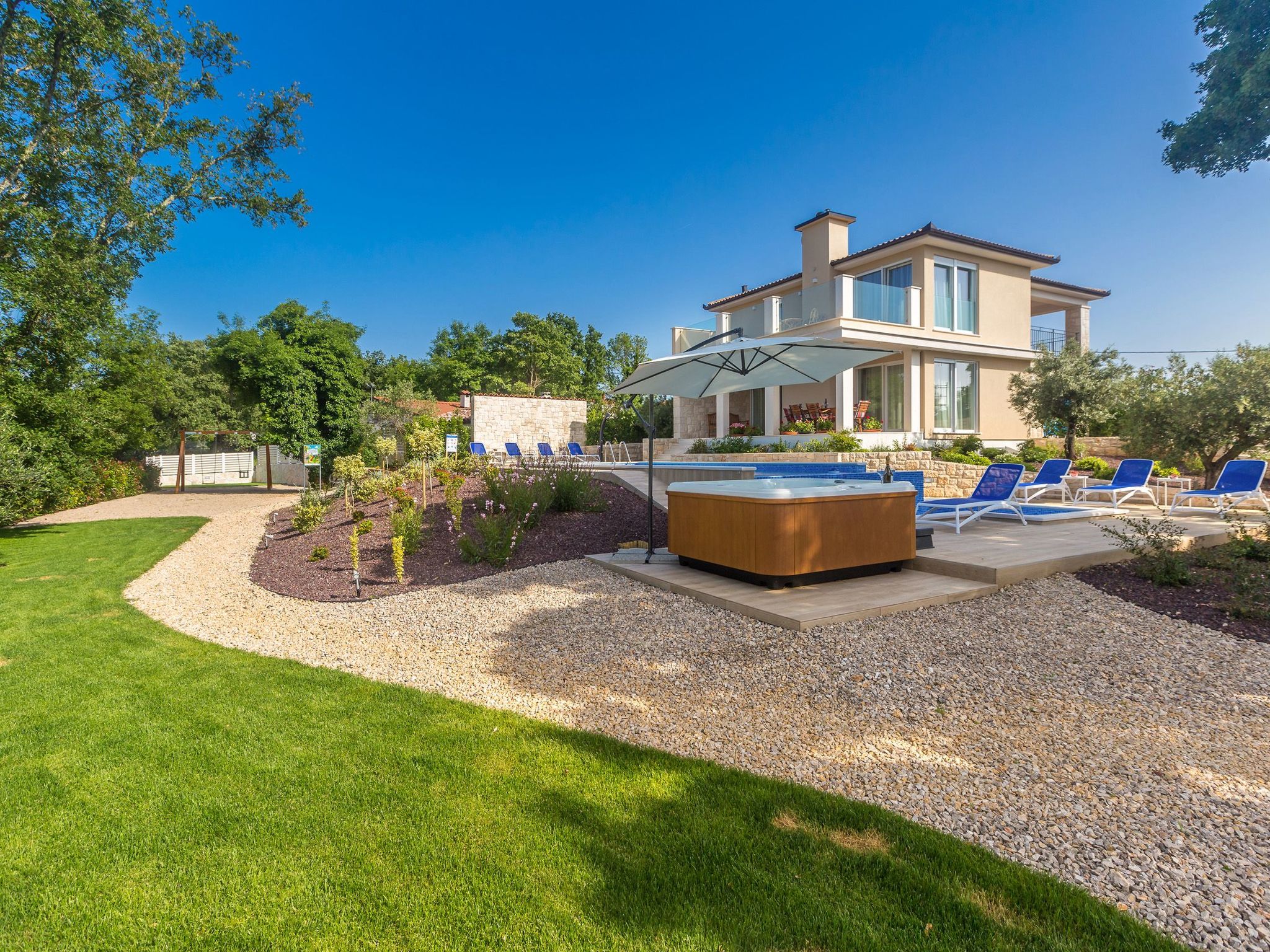 Schöne Villa in einer ruhigen Umgebung mit Pool