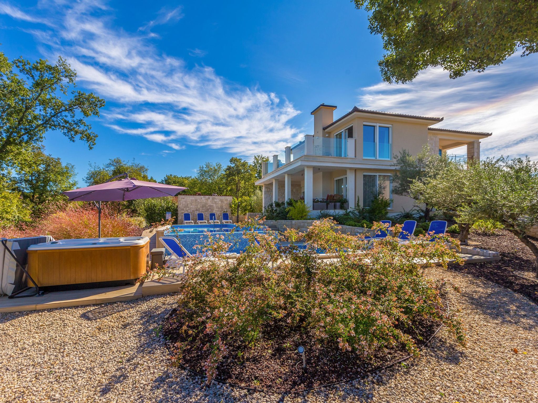 Schöne Villa in einer ruhigen Umgebung mit Pool-Image-tags.info