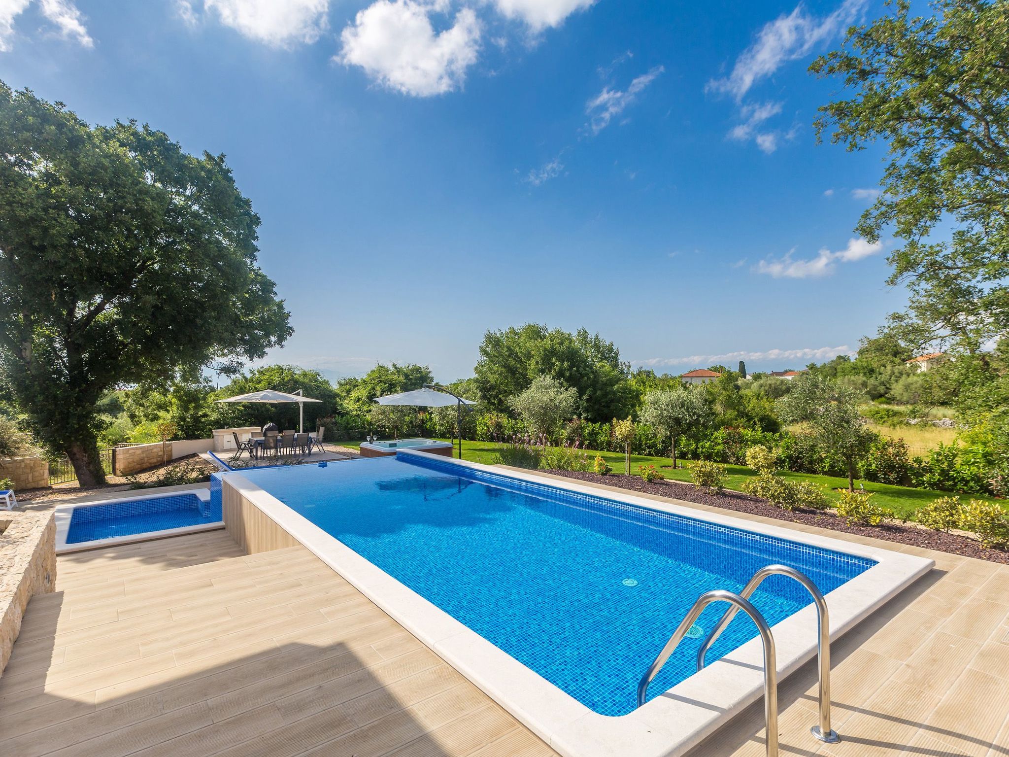 Schöne Villa in einer ruhigen Umgebung mit Pool-Image-tags.info