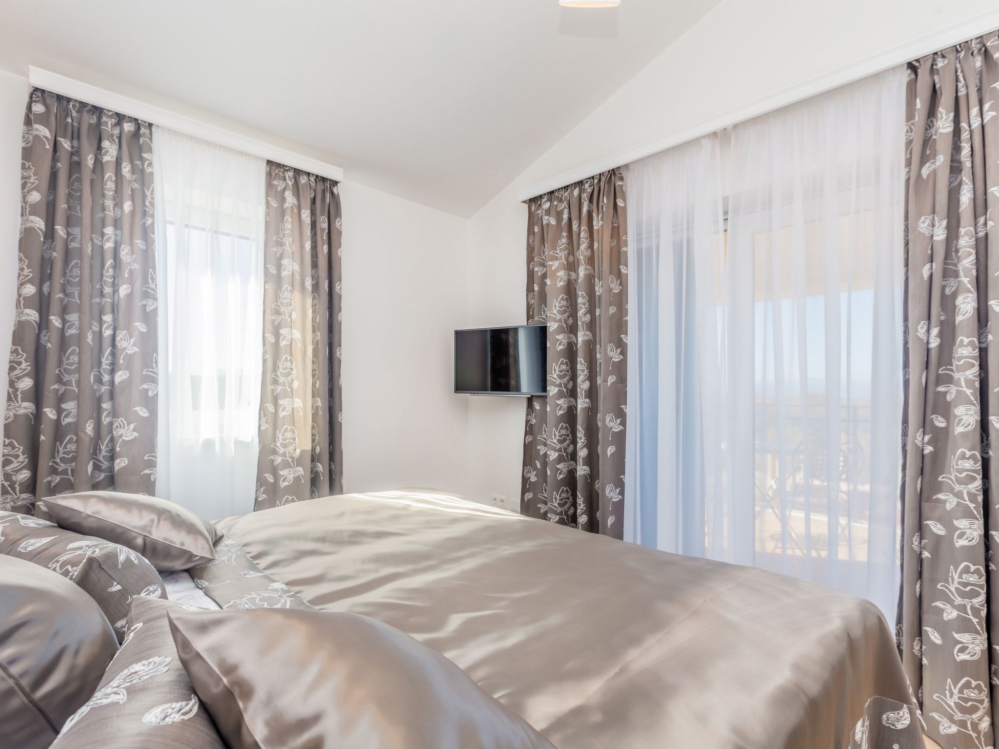 Schöne Villa in einer ruhigen Umgebung mit Pool-Image-tags.info