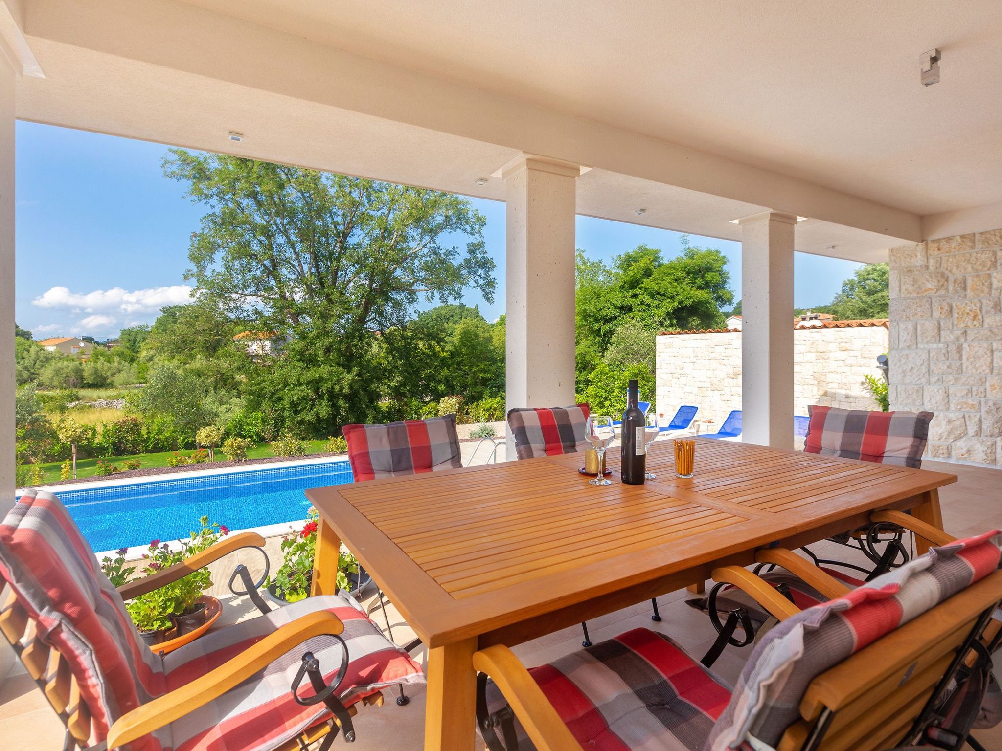 Schöne Villa in einer ruhigen Umgebung mit Pool-Image-tags.info