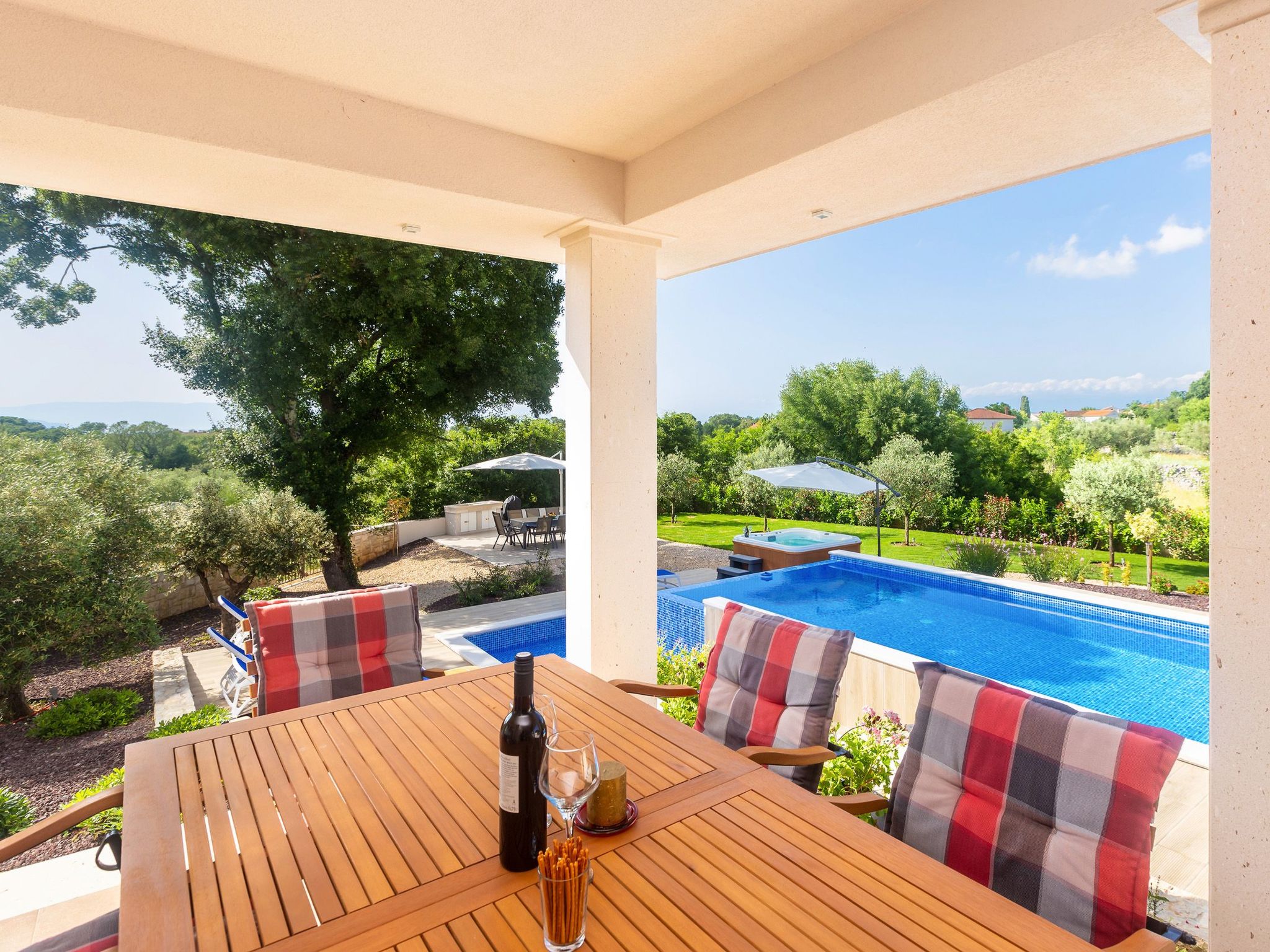 Schöne Villa in einer ruhigen Umgebung mit Pool-Image-tags.info